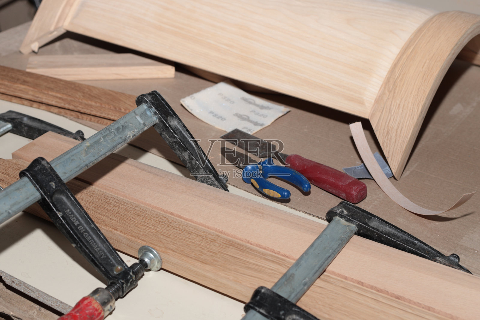 木制家具立面的细节被夹紧，以便修复照片摄影图片