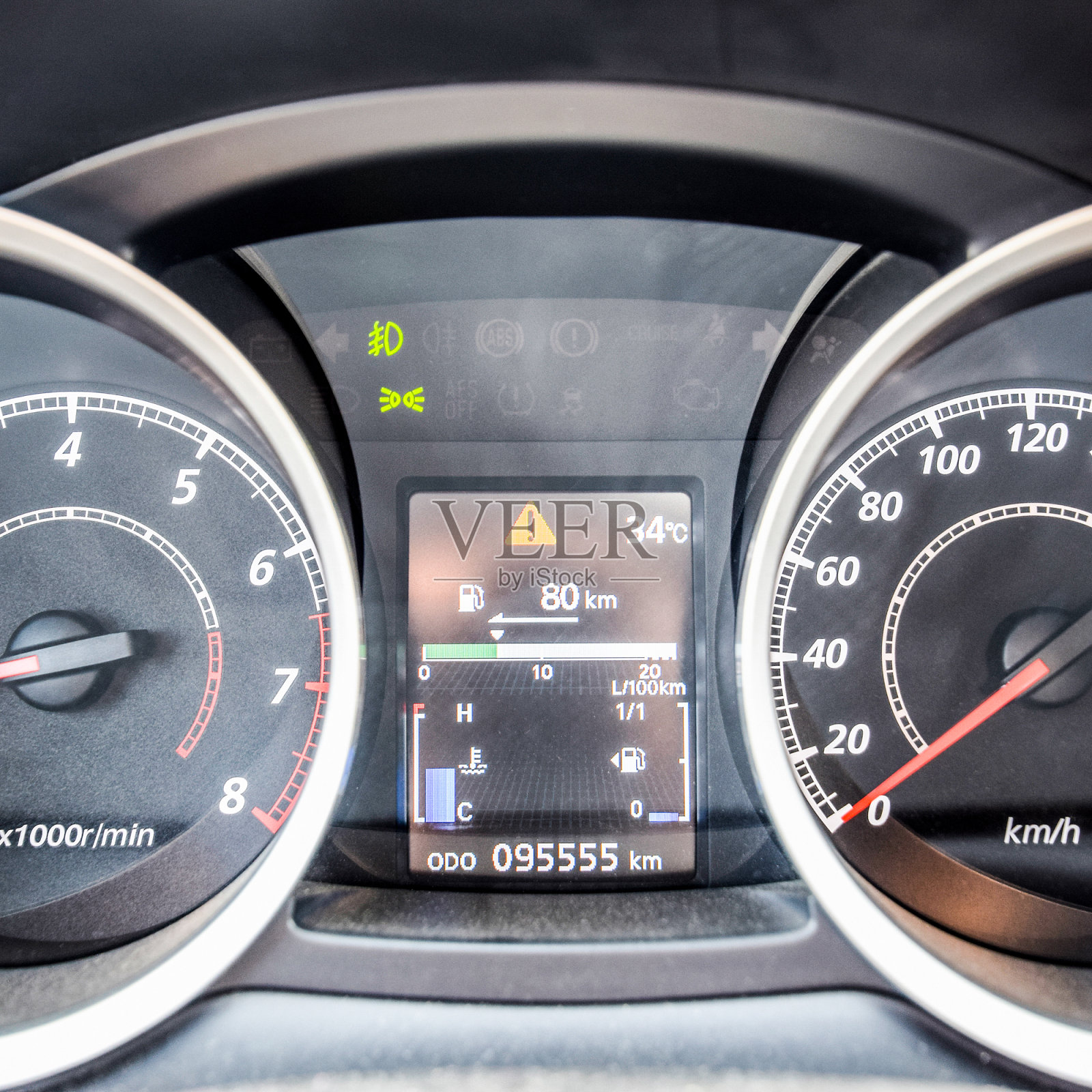 汽车的仪表盘不动了。带有移动箭头的现代汽车仪表盘照片摄影图片