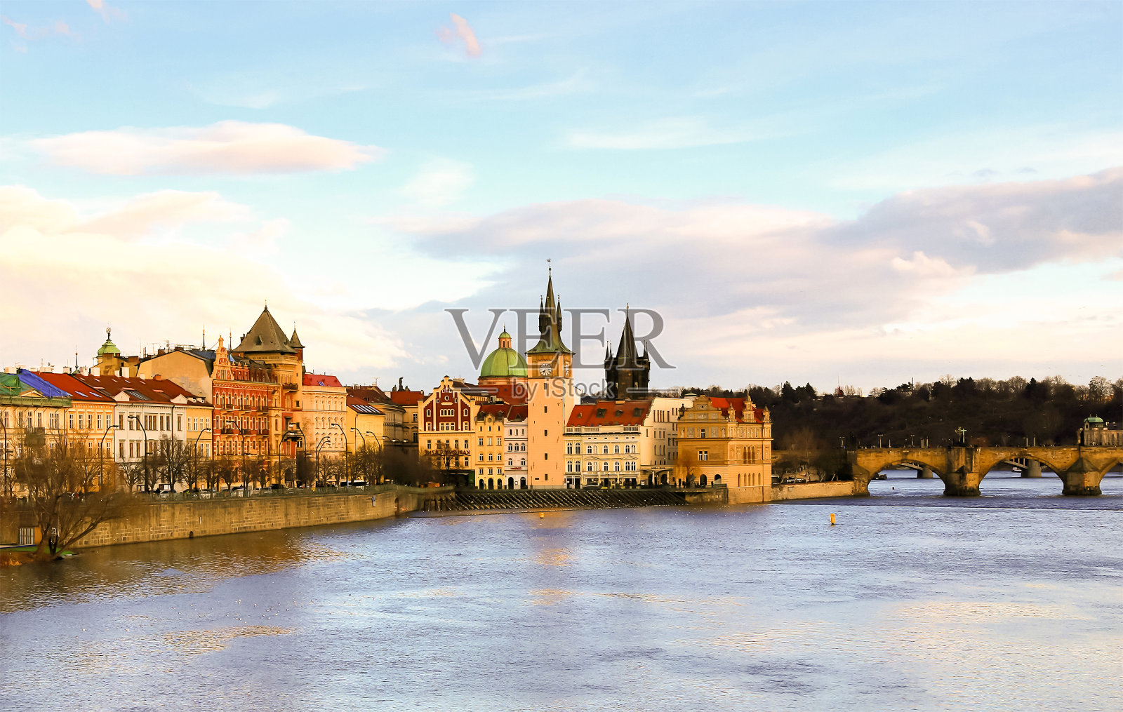 全景钟塔上有一座位于瓦茨拉夫马拉斯特拉纳河上的石桥部分。布拉格照片摄影图片