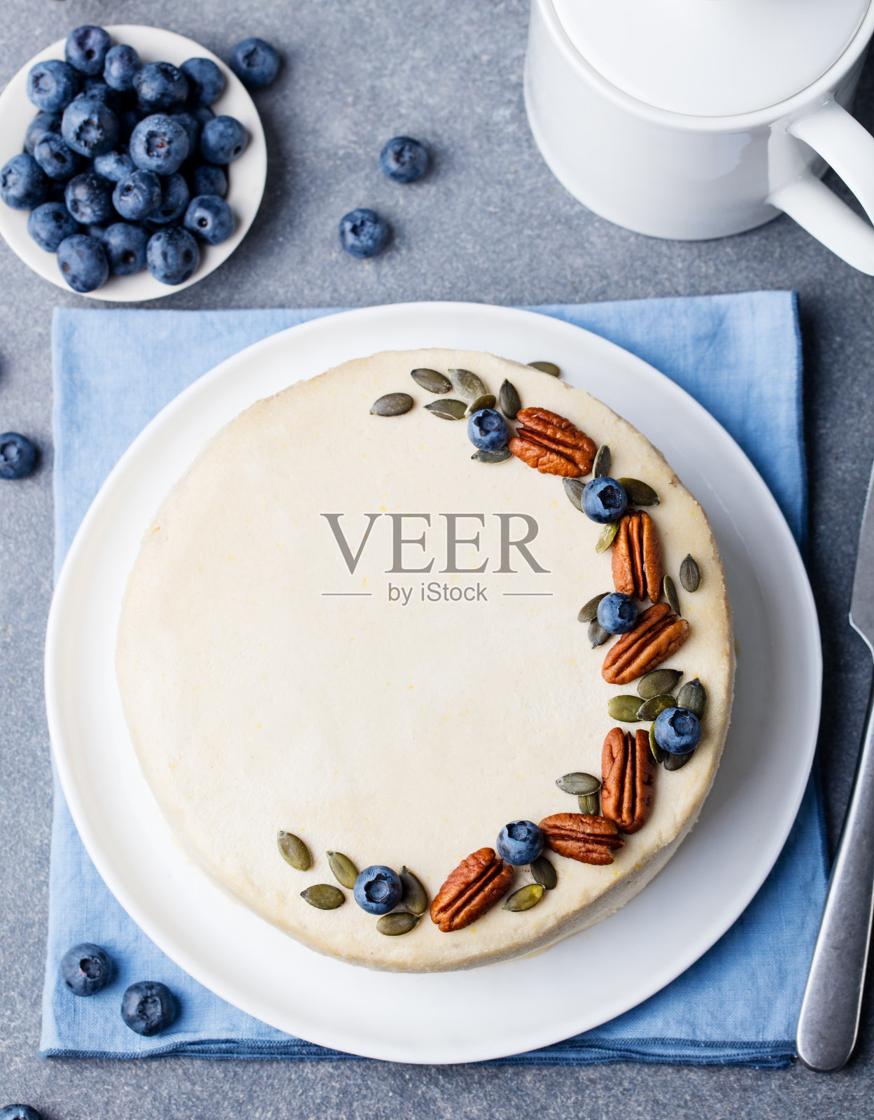 胡萝卜蛋糕。健康食品。灰石的背景。前视图。照片摄影图片