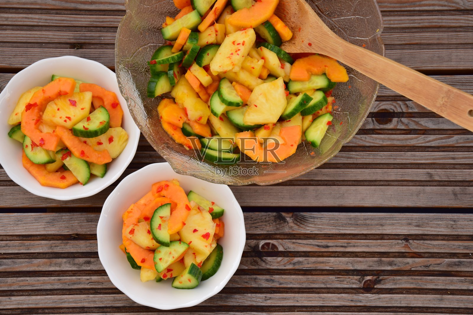 热带水果;芒果、木瓜、黄瓜、菠萝的酸甜辣酱照片摄影图片