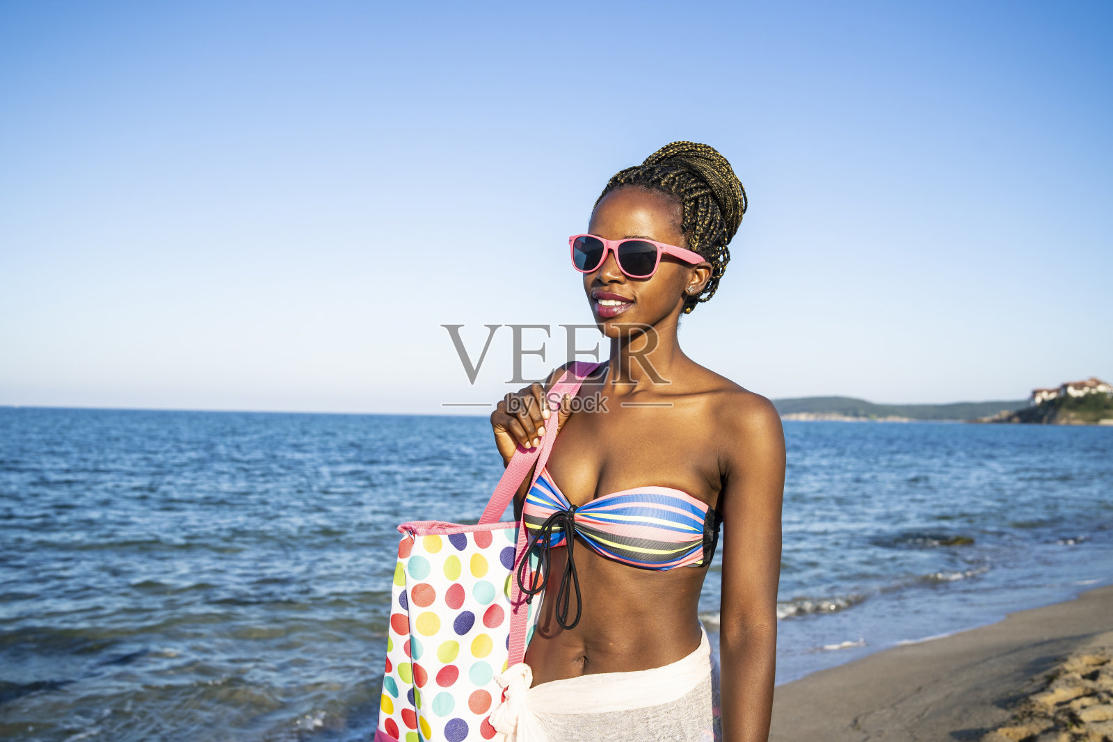 非洲妇女在海滩上享受暑假照片摄影图片