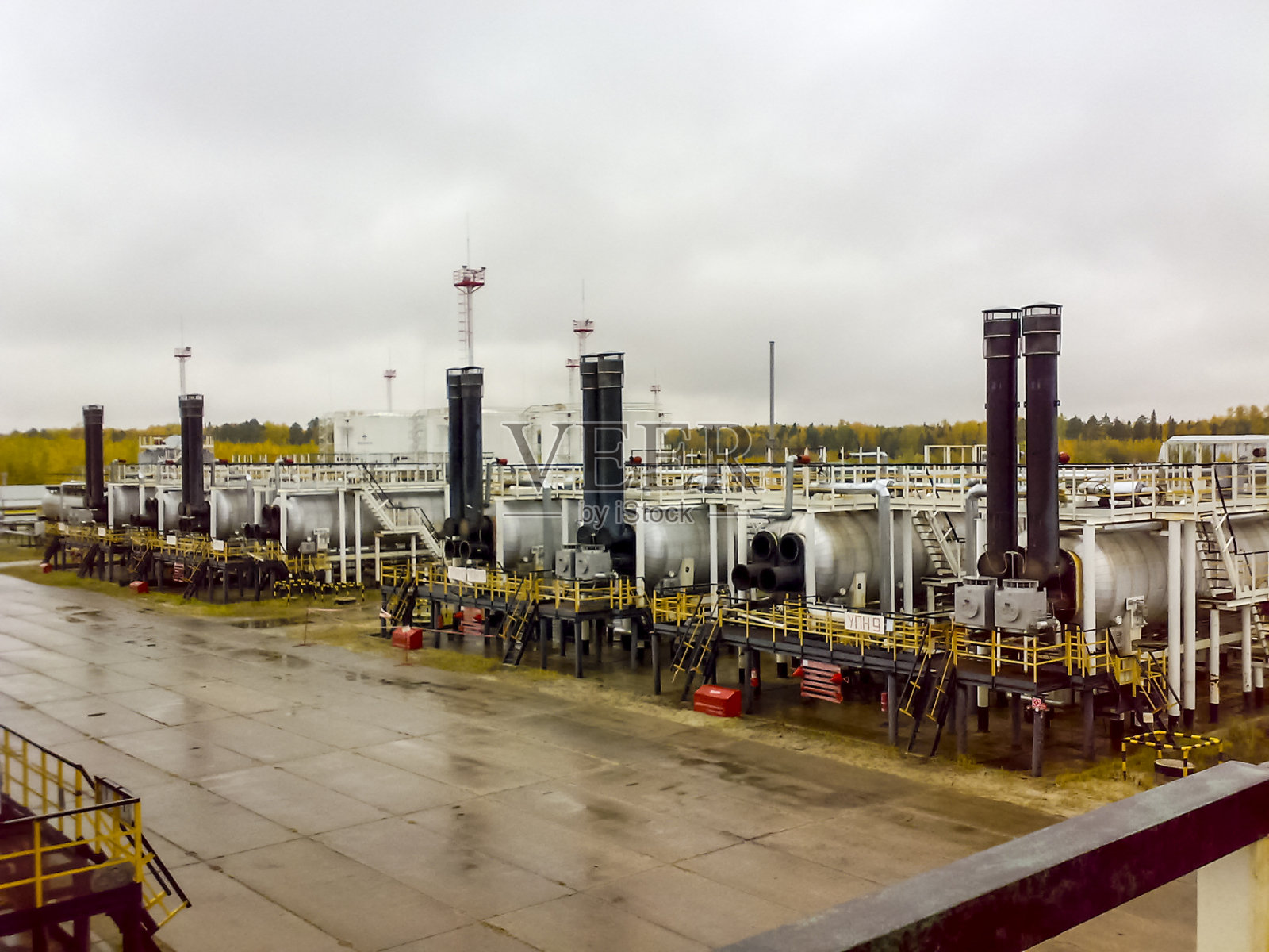 准备商用石油打油器的装置，从外面看，在露天。照片摄影图片