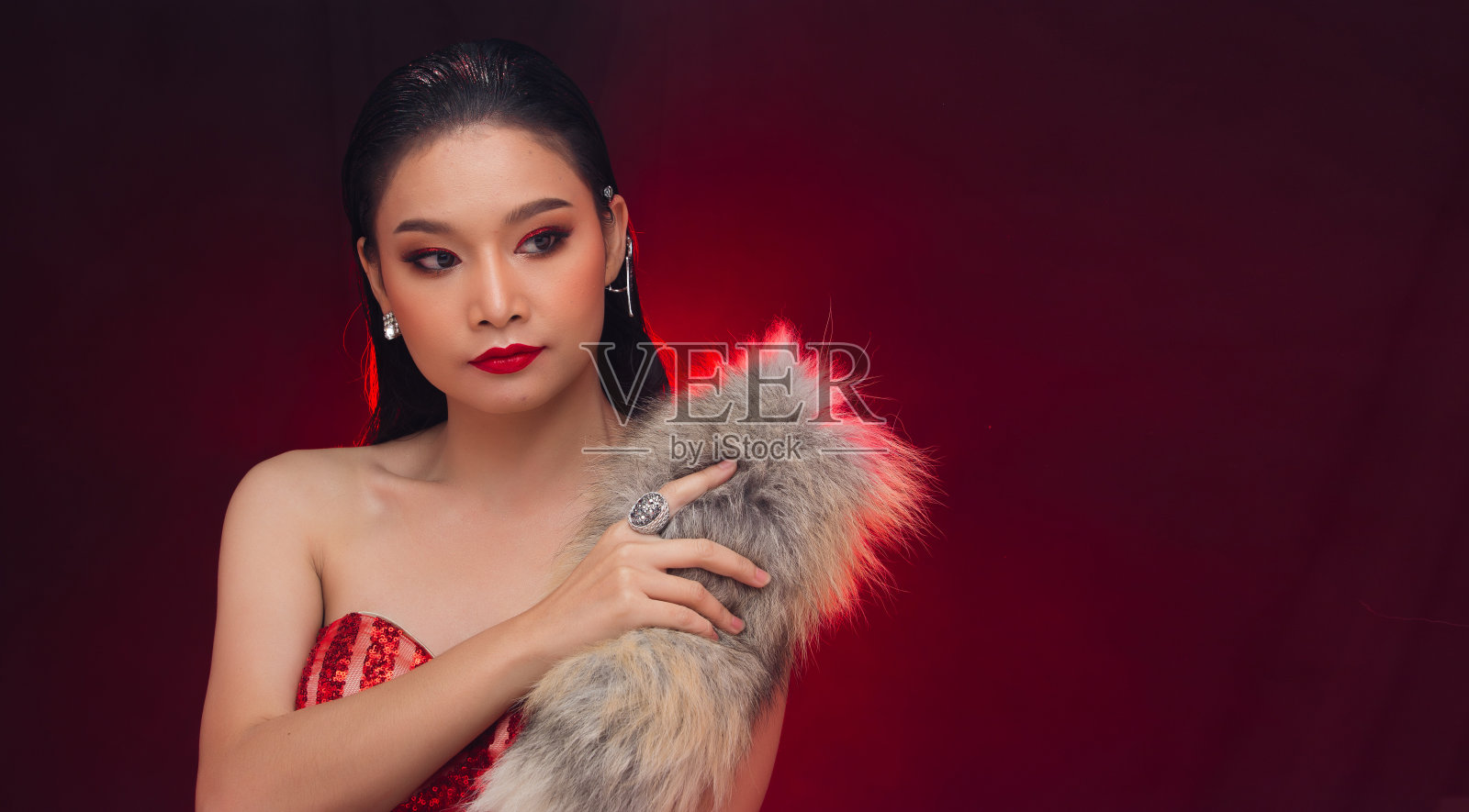 年轻的亚洲人黑头发皮草女人火红屏照片摄影图片