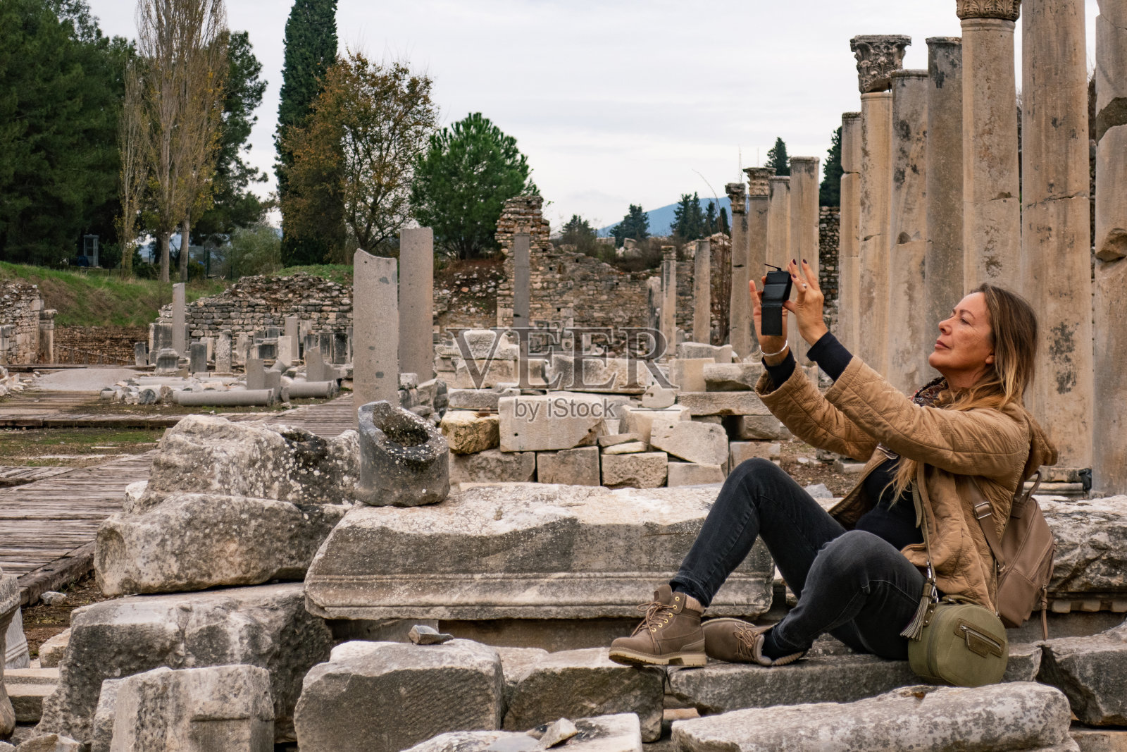 美丽的老年妇女享受探索古城以弗所照片摄影图片