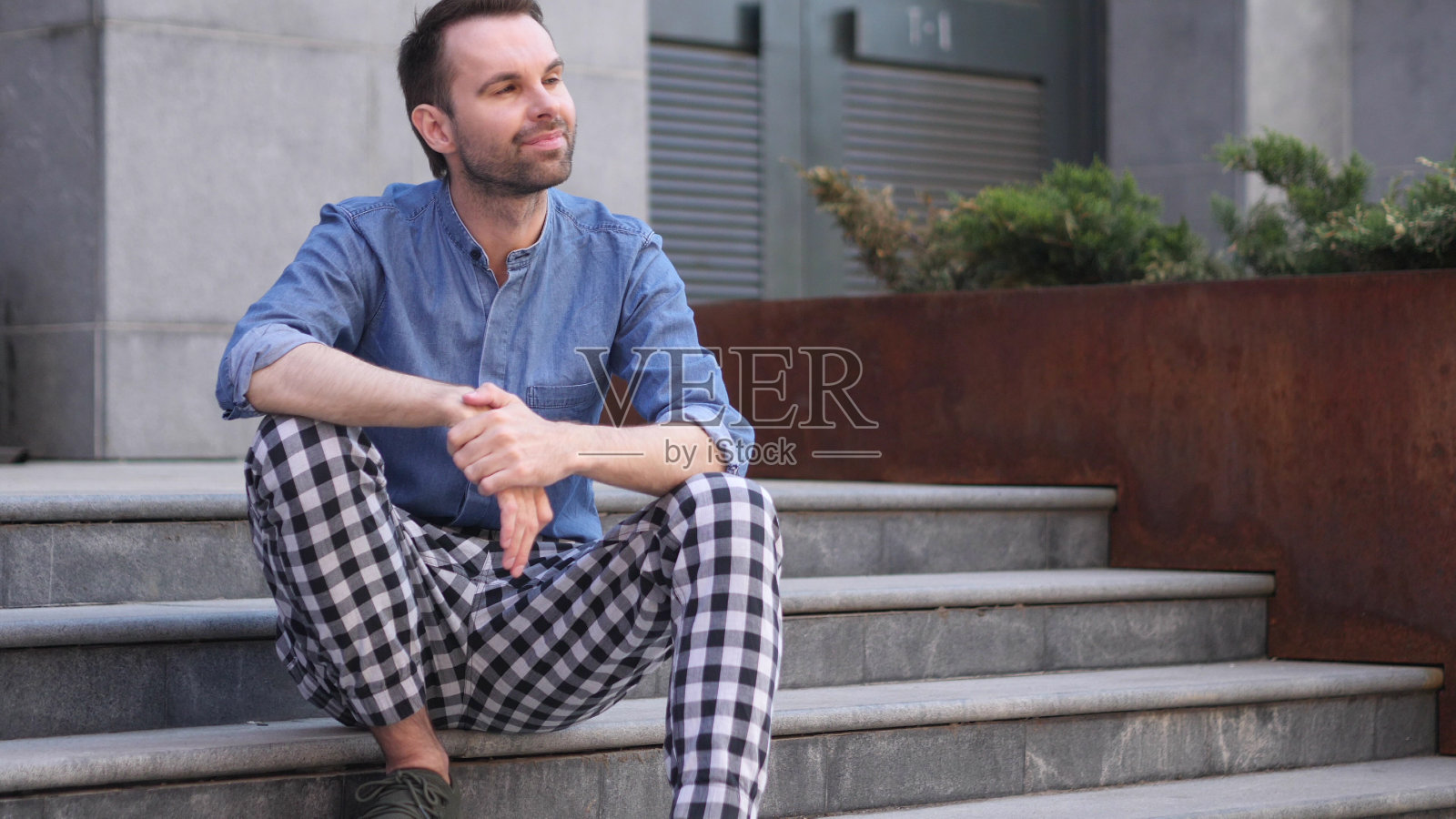 沉思的休闲男人在楼梯上放松地思考和坐着照片摄影图片