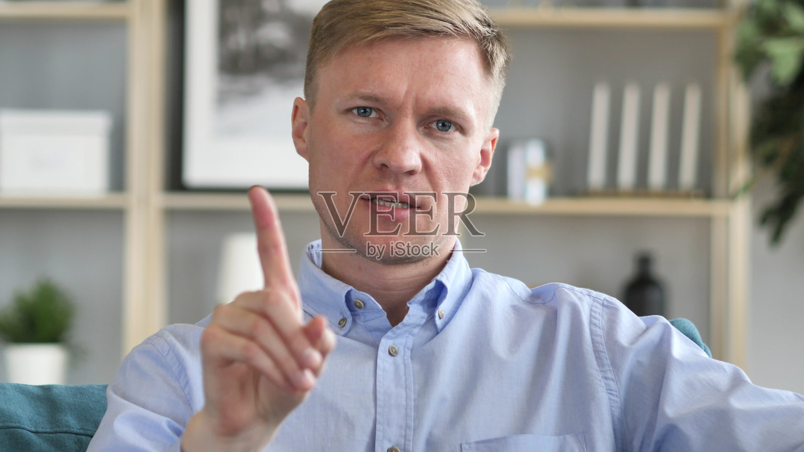 不，商人挥舞手指拒绝报价照片摄影图片