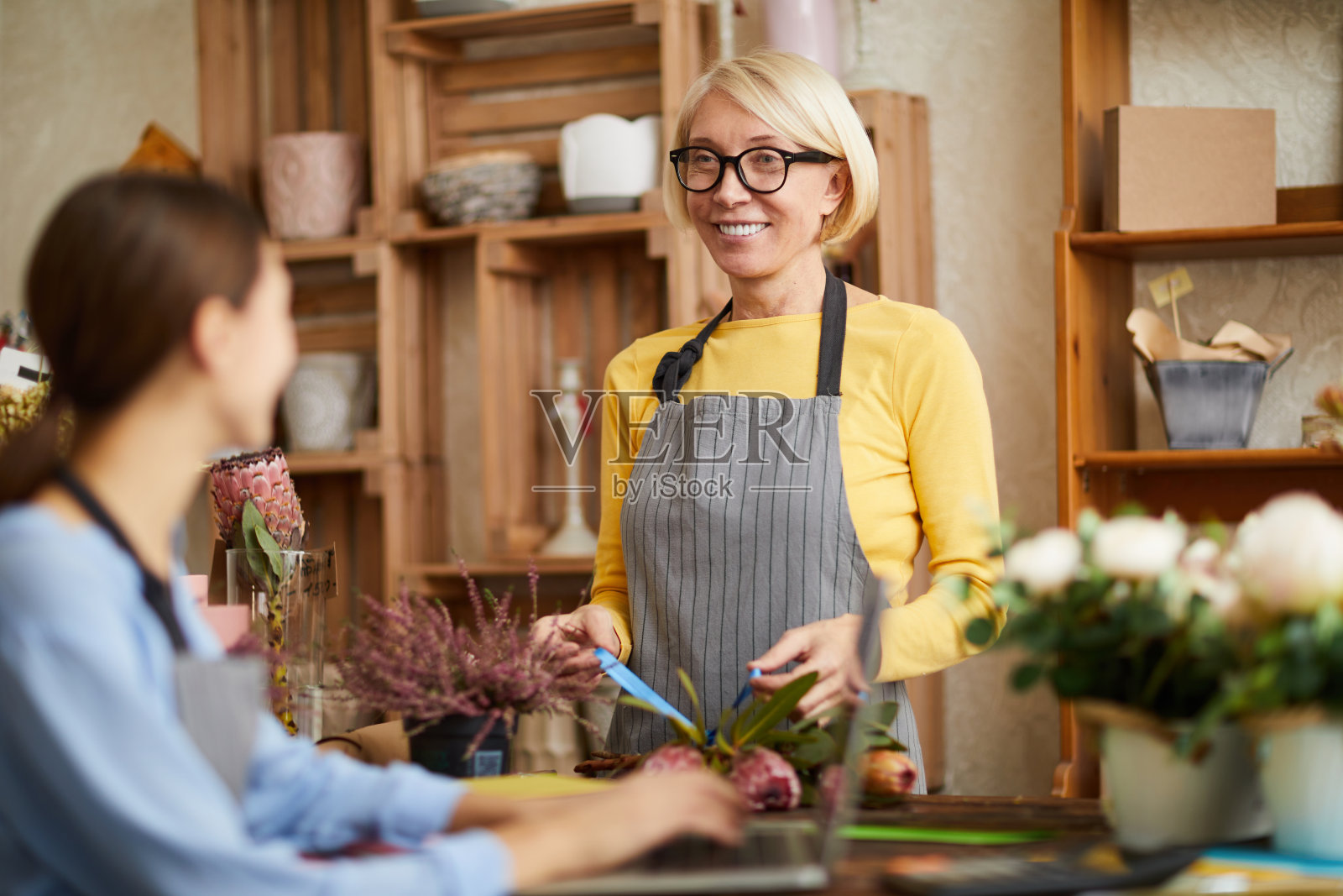 花店里的女人照片摄影图片