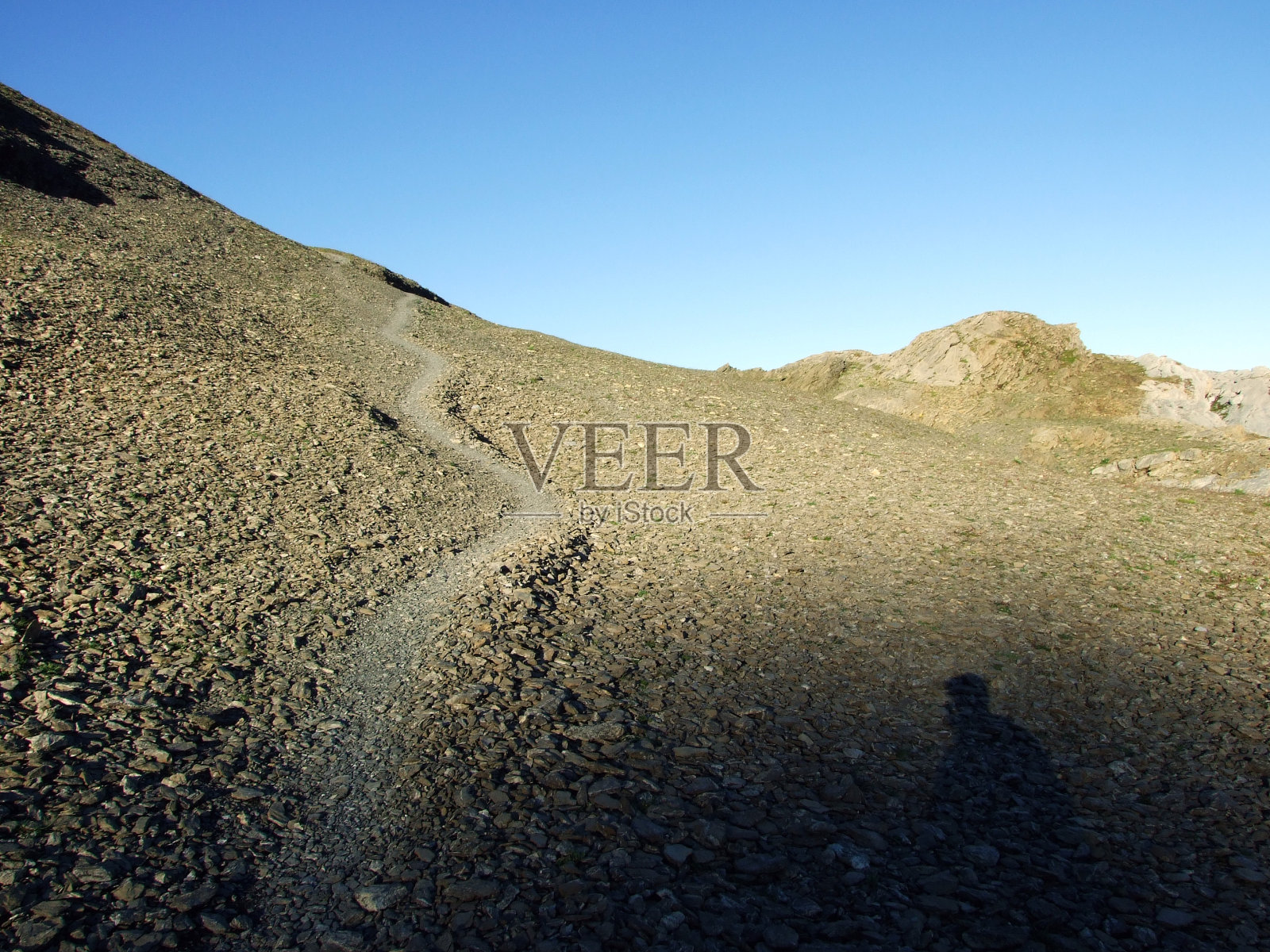 克拉利登山顶下的岩石和阿尔卑斯山谷里的厄纳博登照片摄影图片