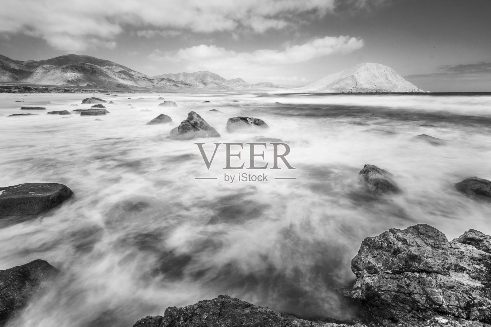 位于智利北部的“阿祖卡Pan de Azucar”国家公园里的“Playa Blanca”，阿塔卡马沙漠的沙子在太平洋水域结束，也许是智利最好的海滩照片摄影图片