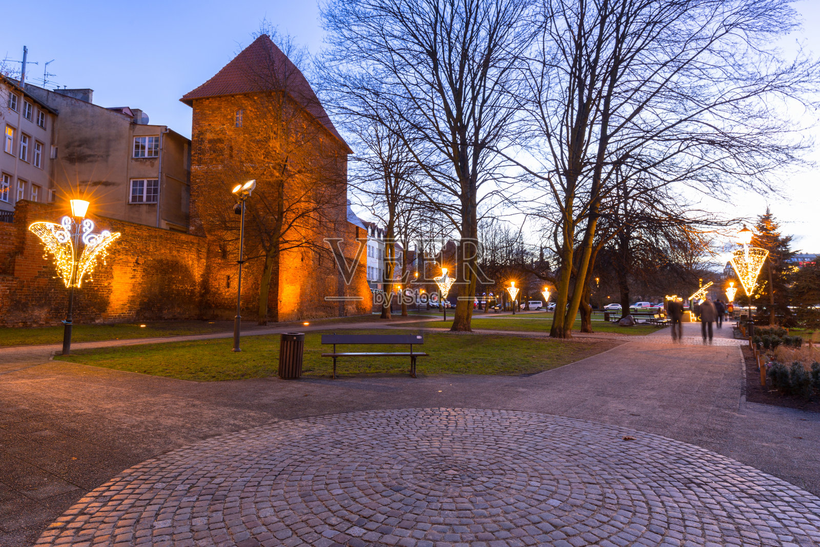 格但斯克老城的建筑在圣诞灯光下的黄昏照片摄影图片