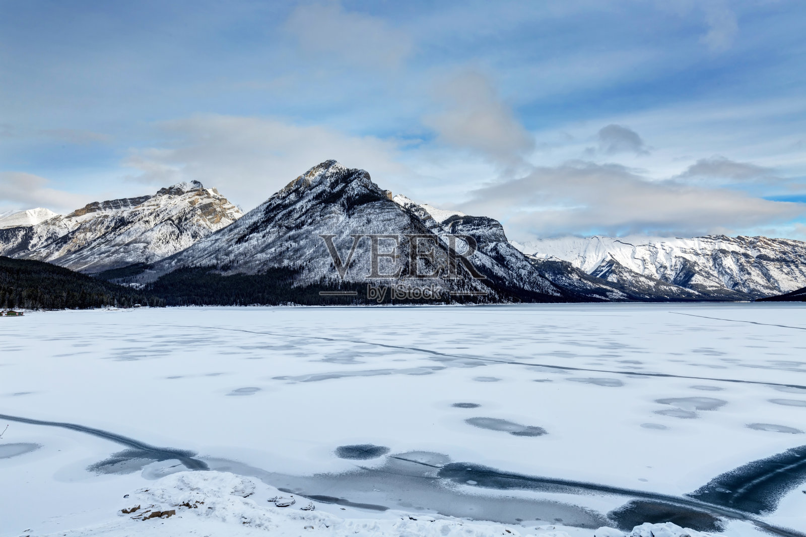 明尼旺卡湖和英格里斯马尔迪山的冬季景色，班夫国家公园，加拿大AB照片摄影图片
