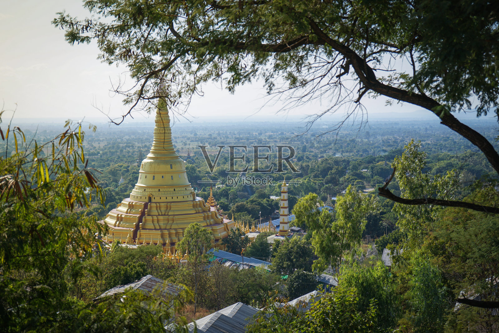 缅甸蒙育瓦金塔菩提塔堂照片摄影图片