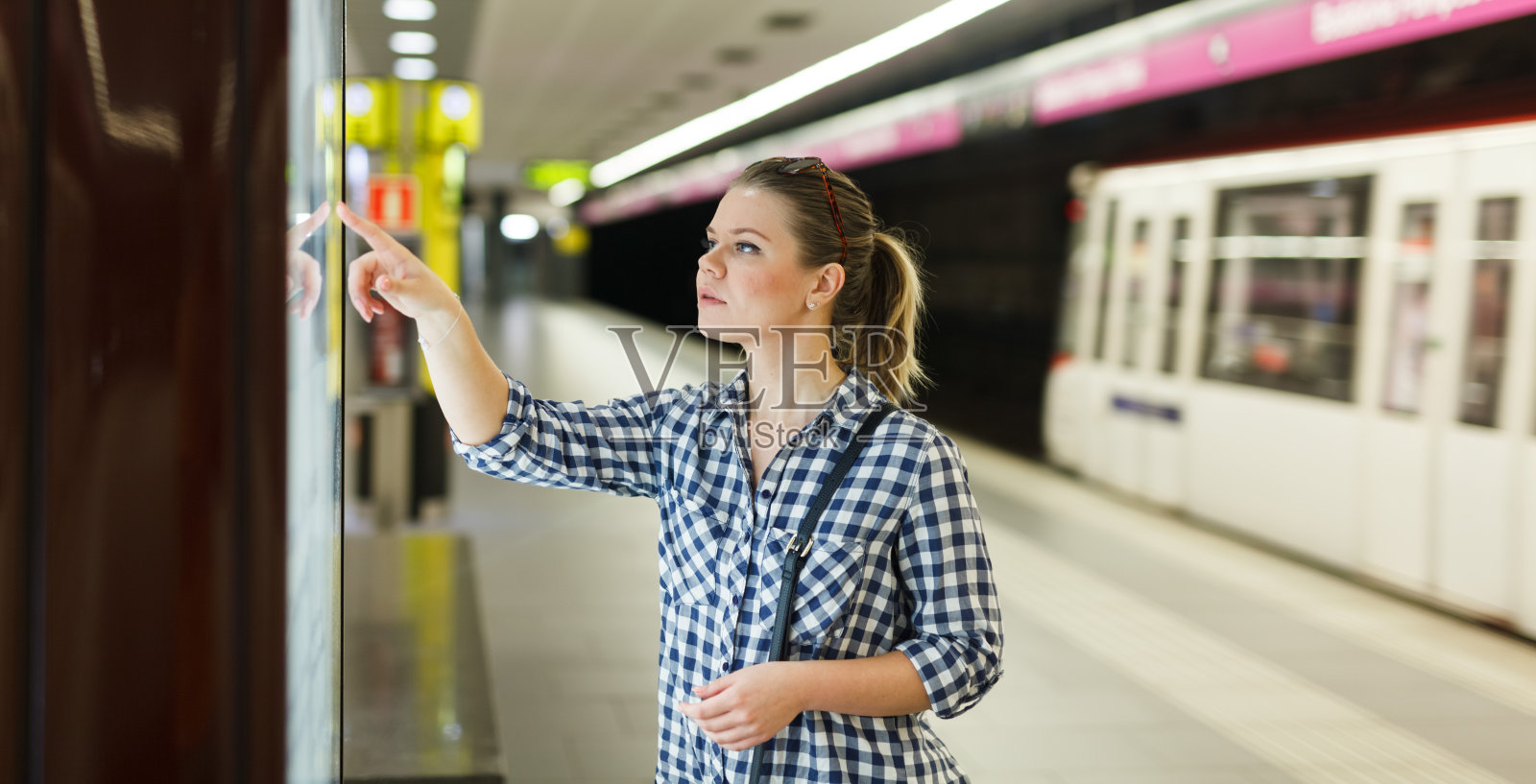 一个女人在地铁站看地图照片摄影图片