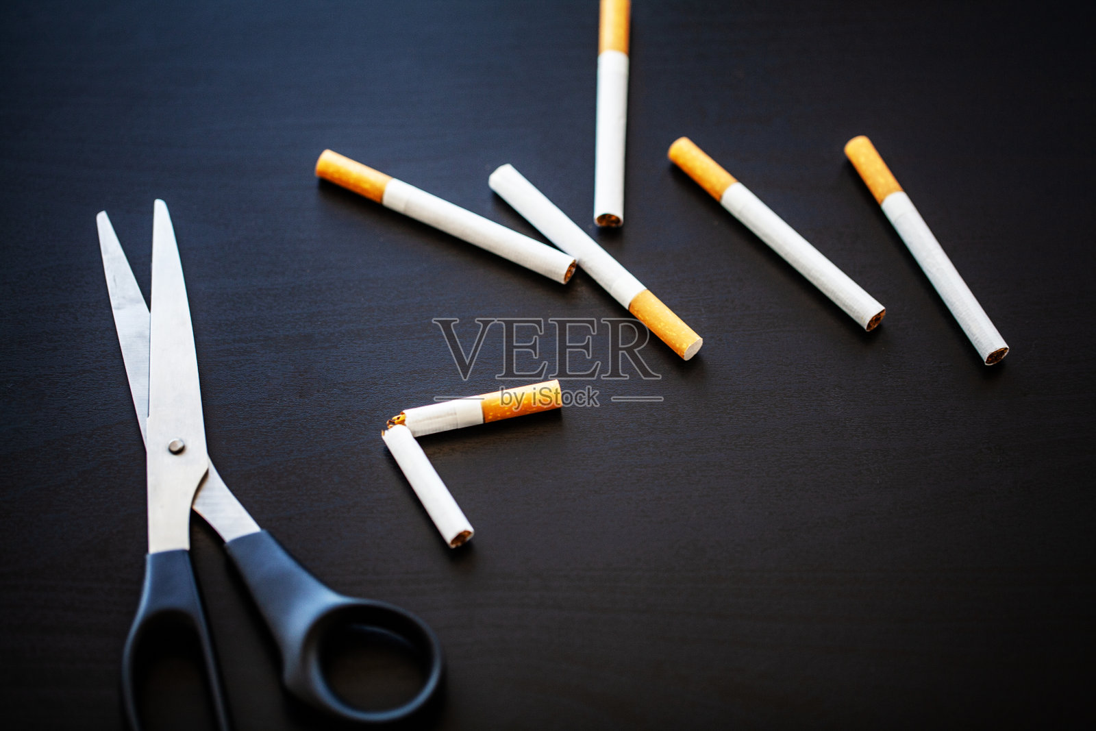 停止吸烟概念的背景与破香烟。堆香烟。禁止吸烟。照片摄影图片