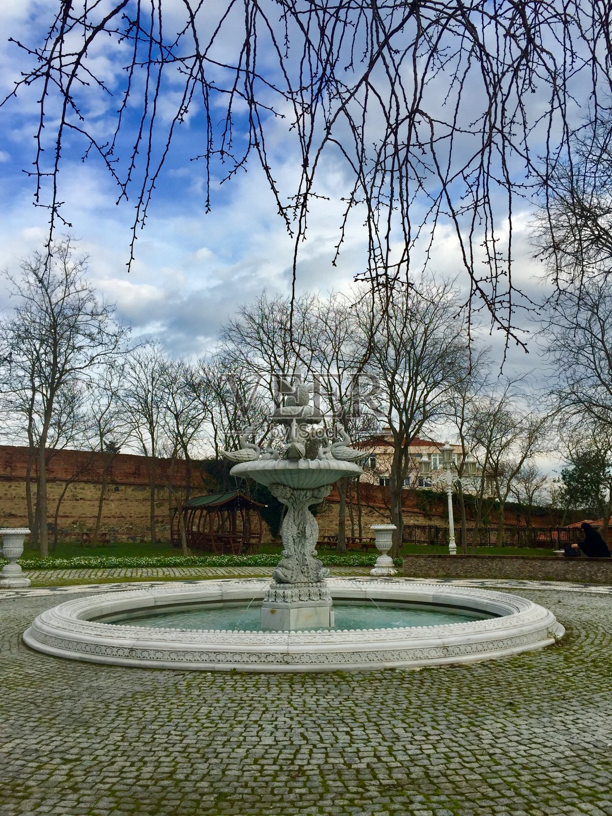 土耳其伊斯坦布尔的一个公园里的喷泉照片摄影图片