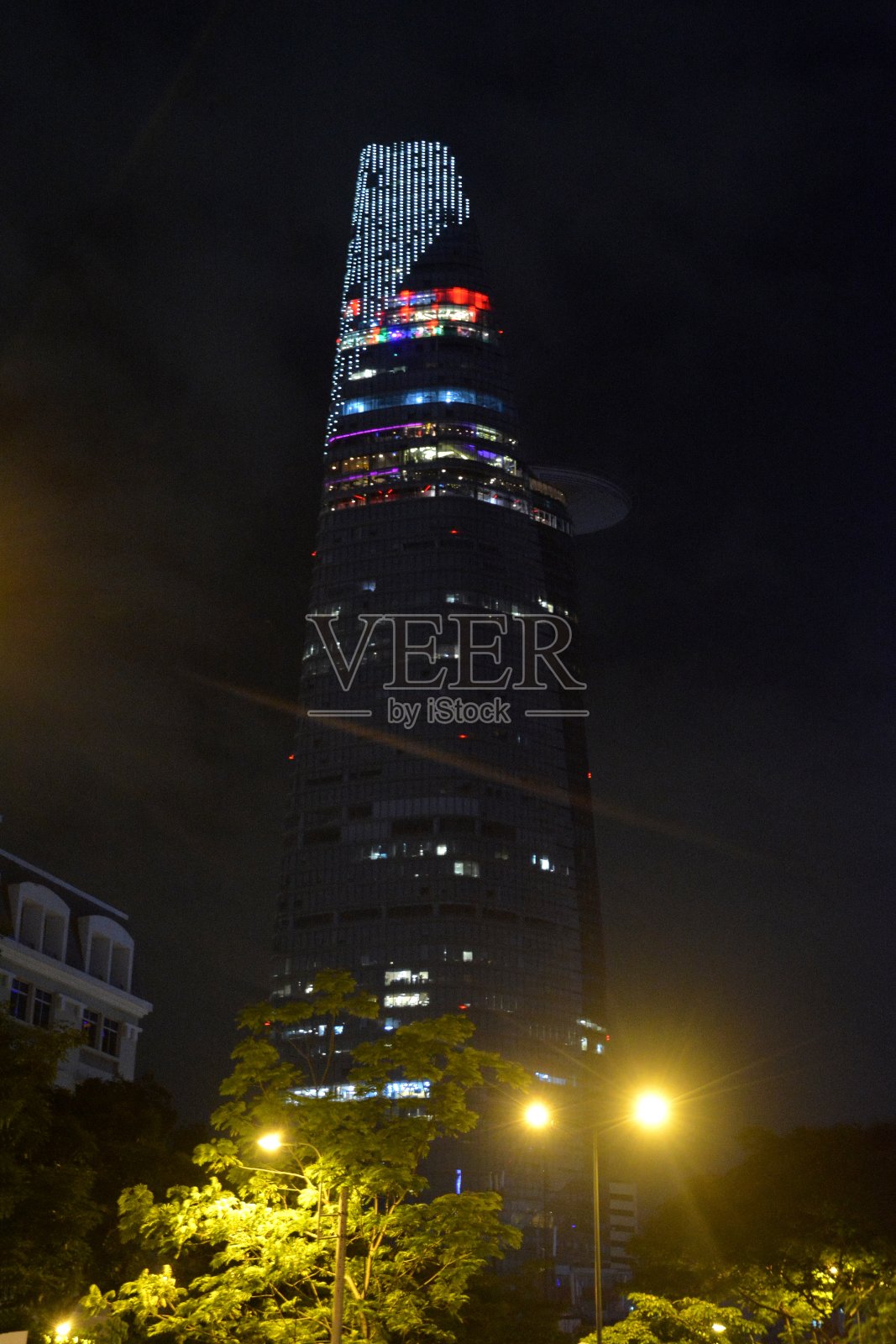 越南胡志明市Bitexco金融大厦夜景照片摄影图片