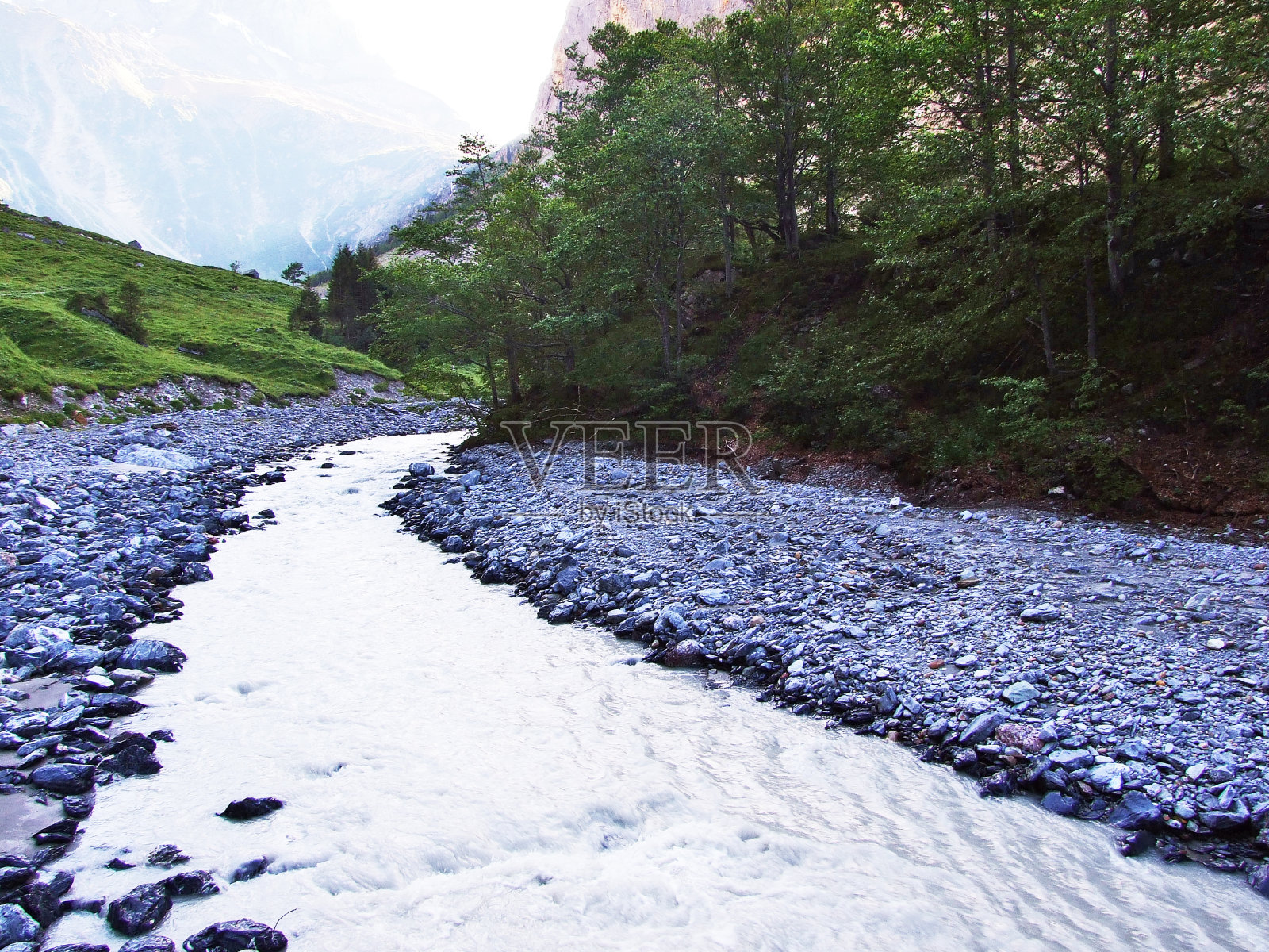 林塔尔上方的桑德巴赫峡谷和溪流照片摄影图片