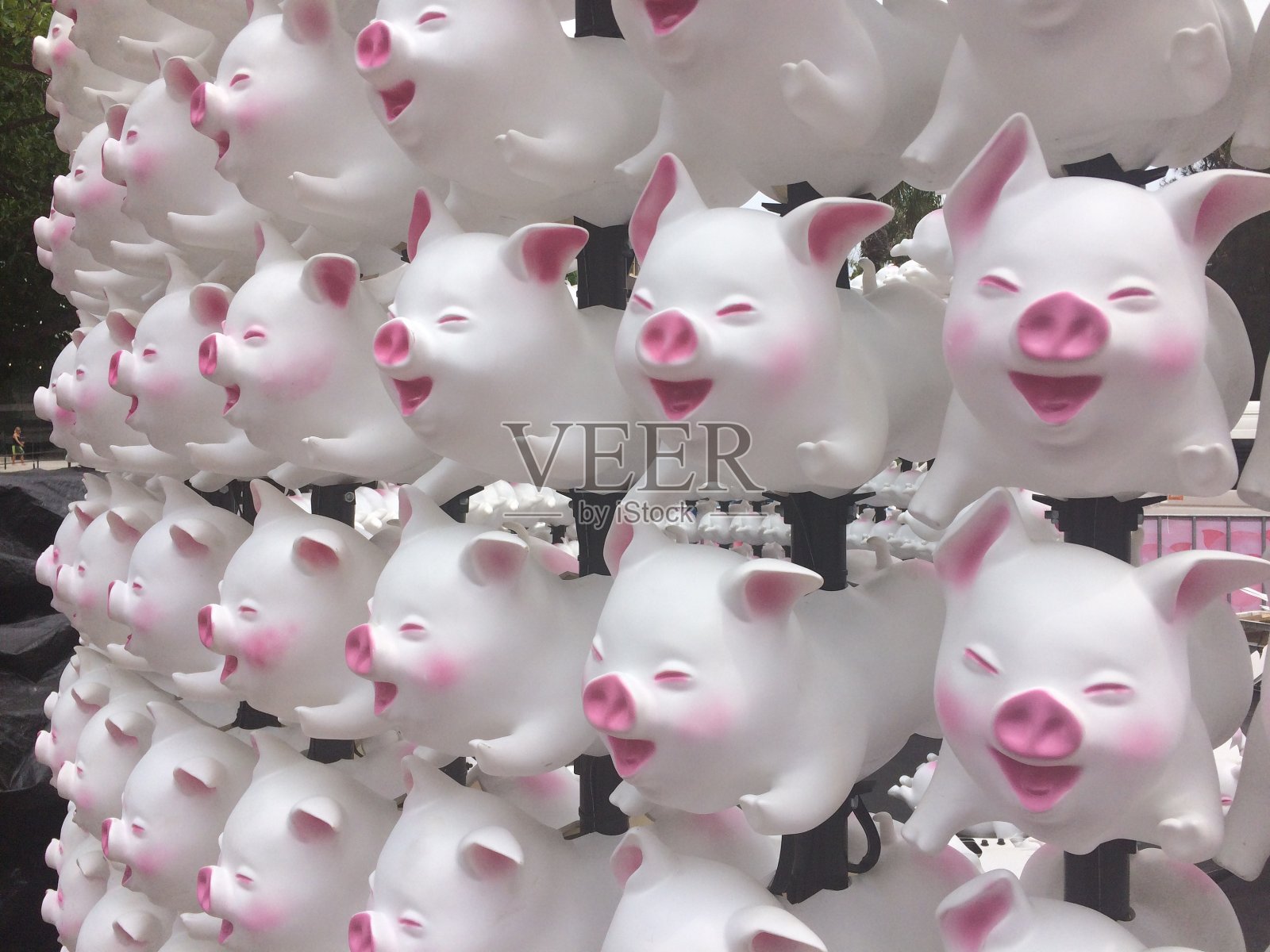 白色粉色红色小猪玩具气球照片摄影图片