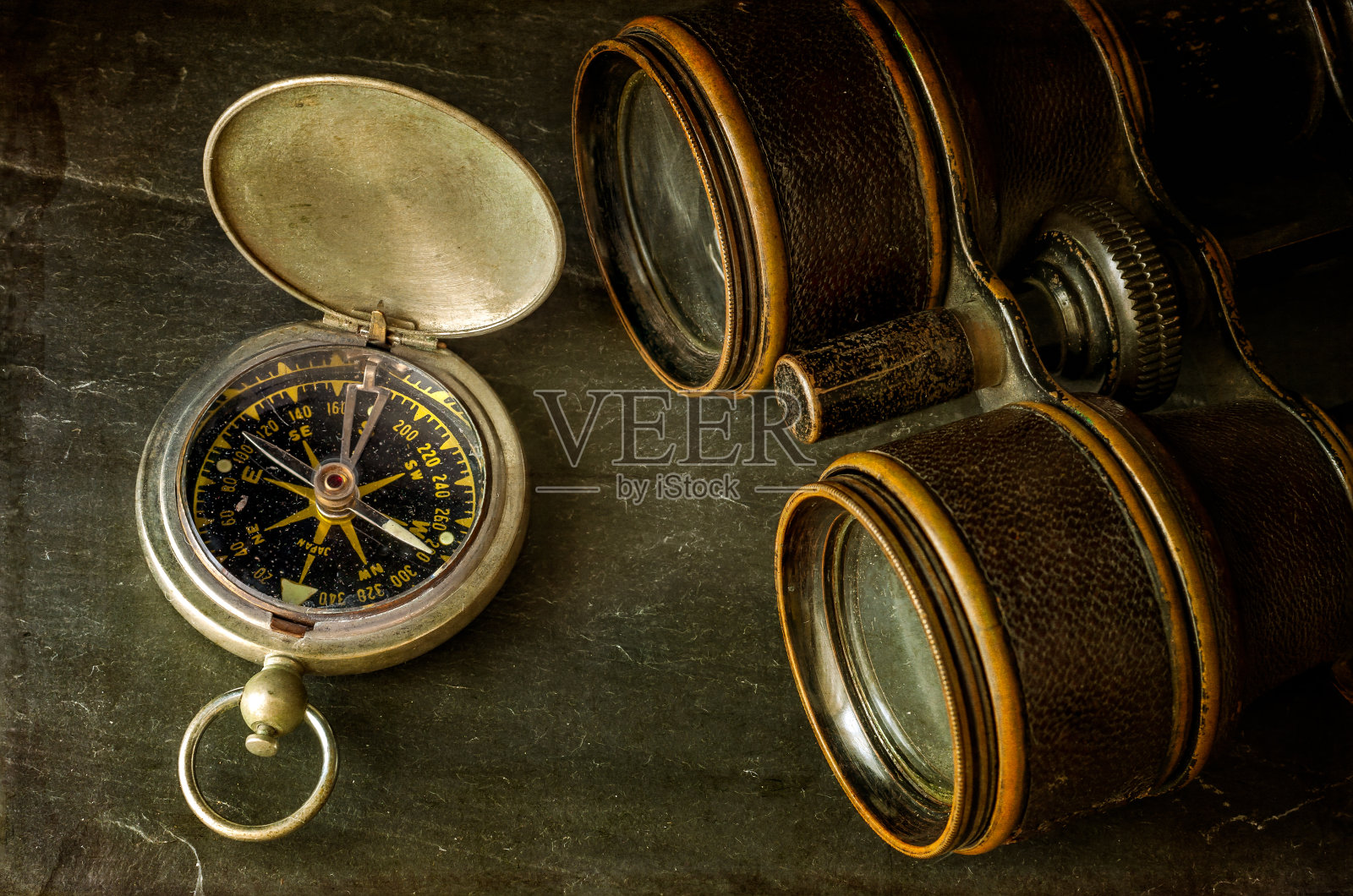 指南针和双筒望远镜照片摄影图片