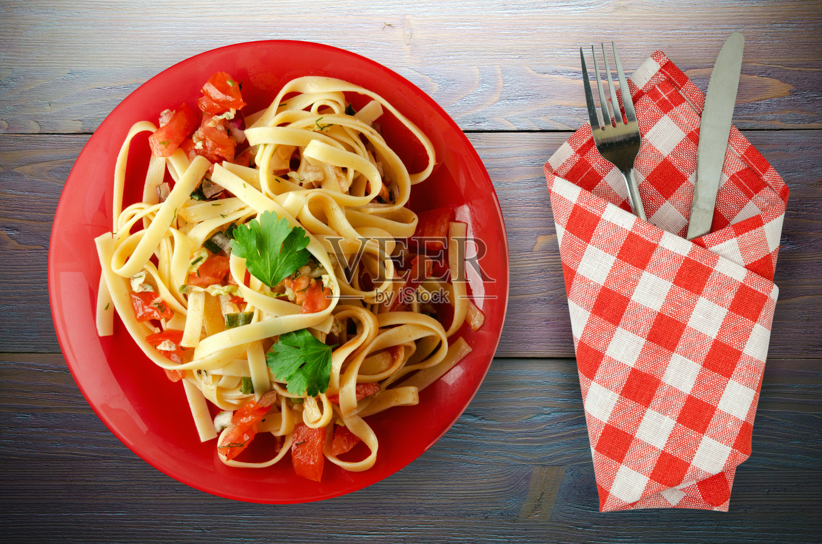 盘子上的意大利面照片摄影图片