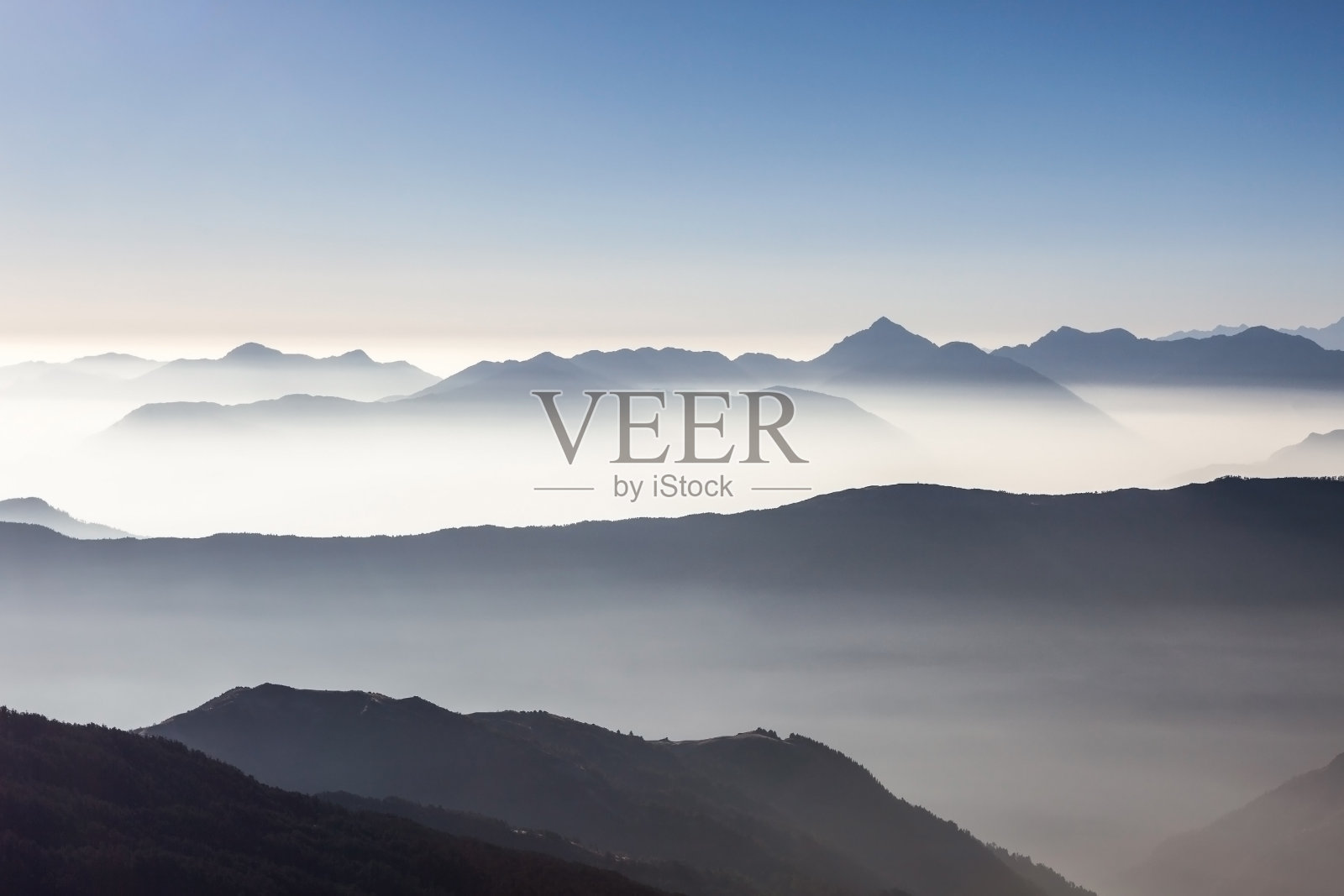 尼泊尔喜马拉雅山上的大雾山景。照片摄影图片