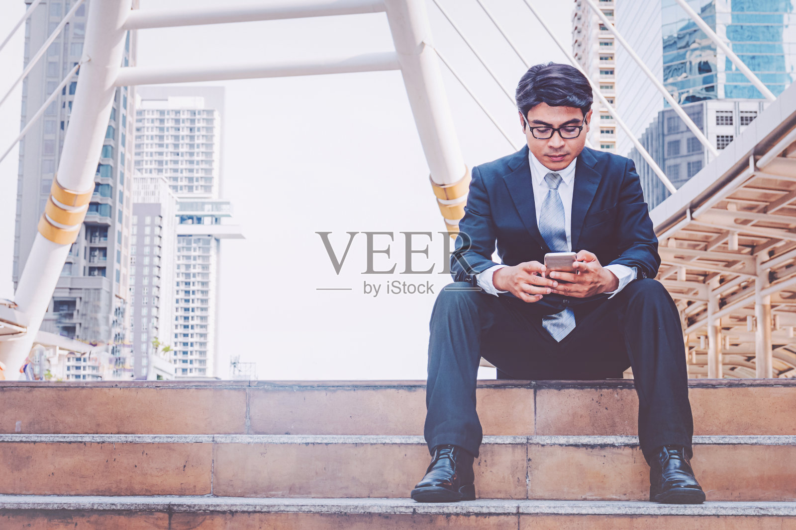 西装革履的商人在城市里使用智能手机照片摄影图片