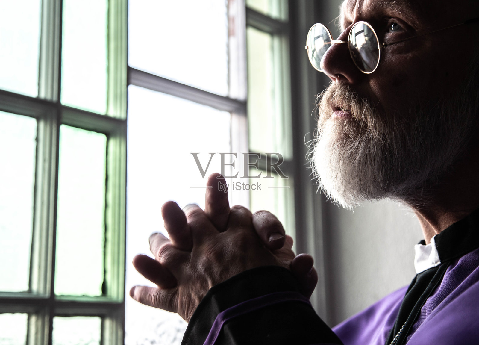 牧师在祷告照片摄影图片