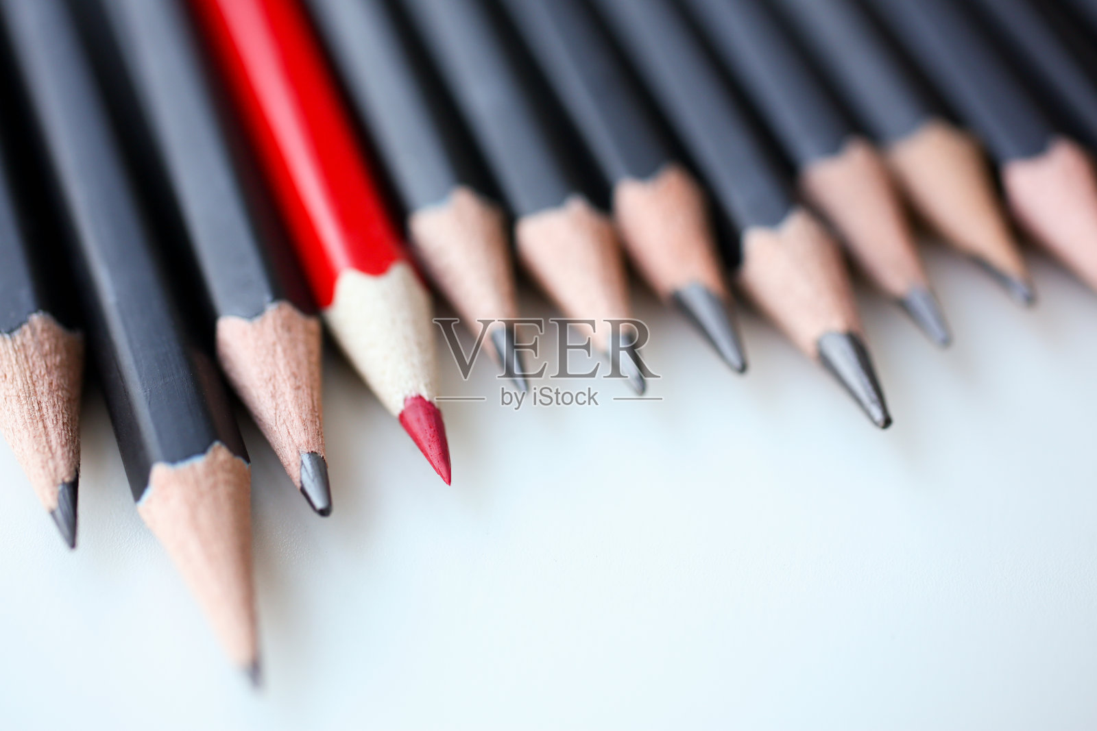 红铅笔从人群中脱颖而出照片摄影图片