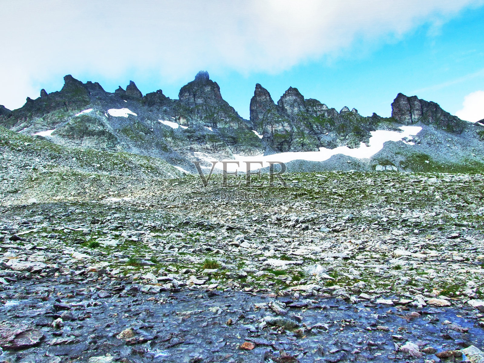 格拉鲁斯阿尔卑斯山脉拉瓦提纳峰的景色照片摄影图片