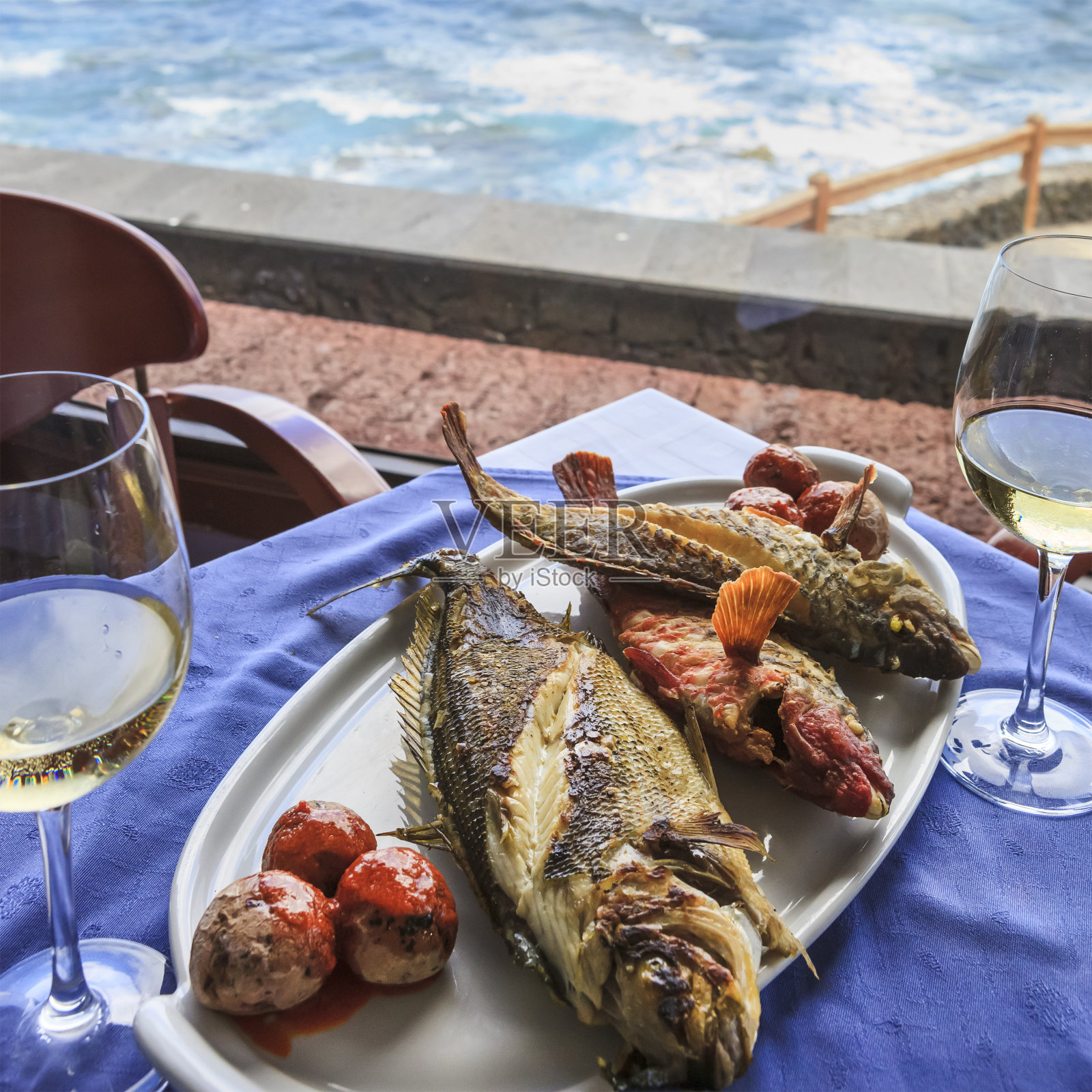 加那利群岛耶罗岛(E):烤鱼配白葡萄酒照片摄影图片
