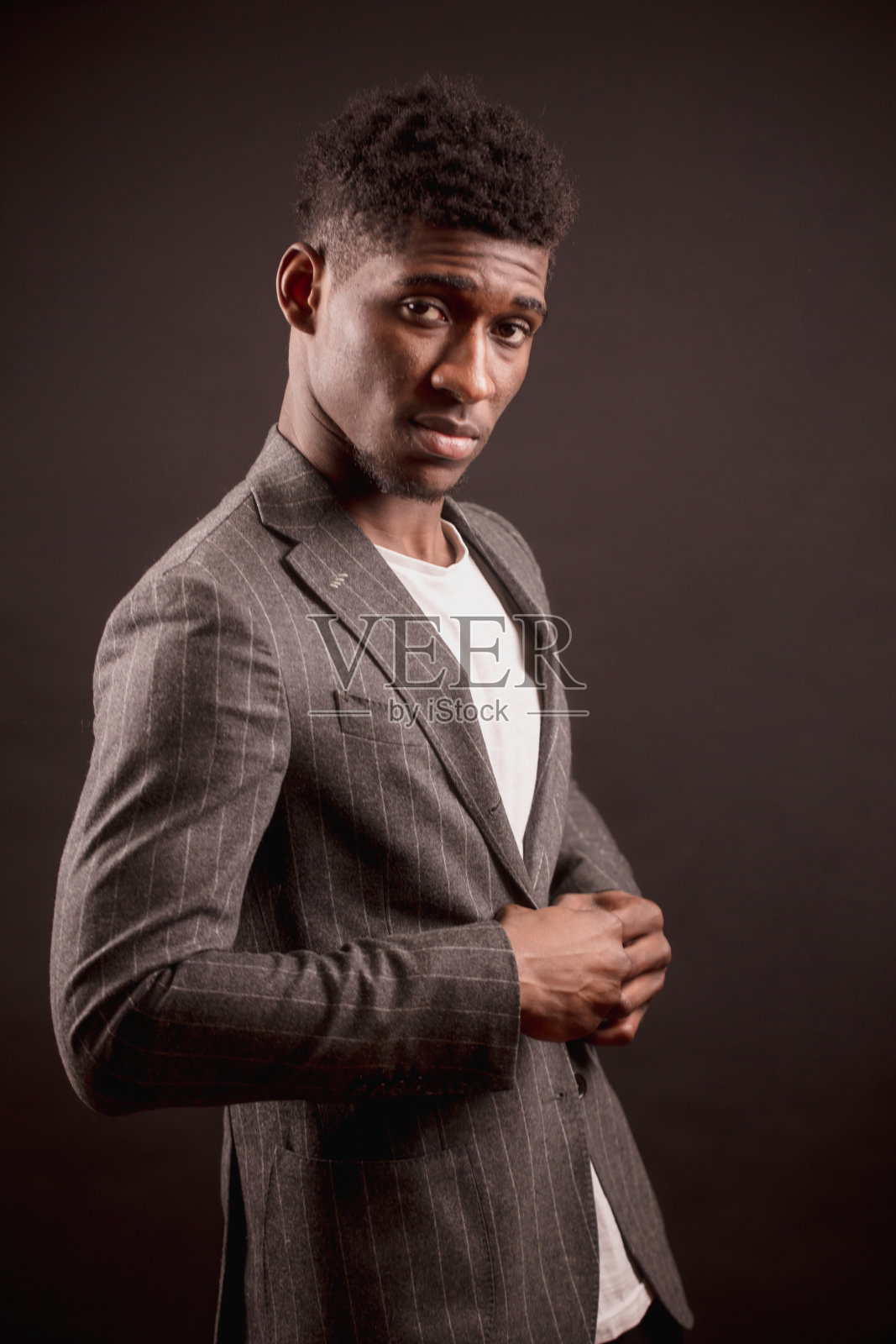 黑人男子正在穿新西装外套照片摄影图片