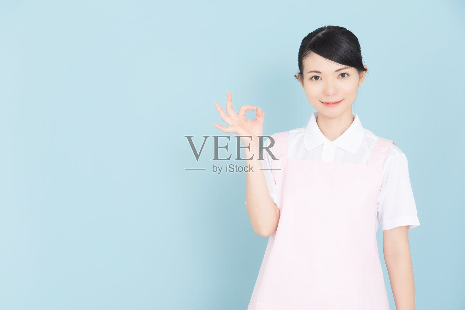 穿着围裙的女工照片摄影图片