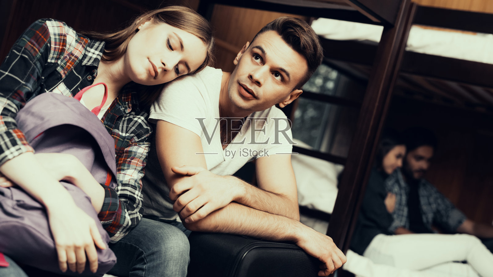 女孩躺在男人的肩膀上，背着背包照片摄影图片