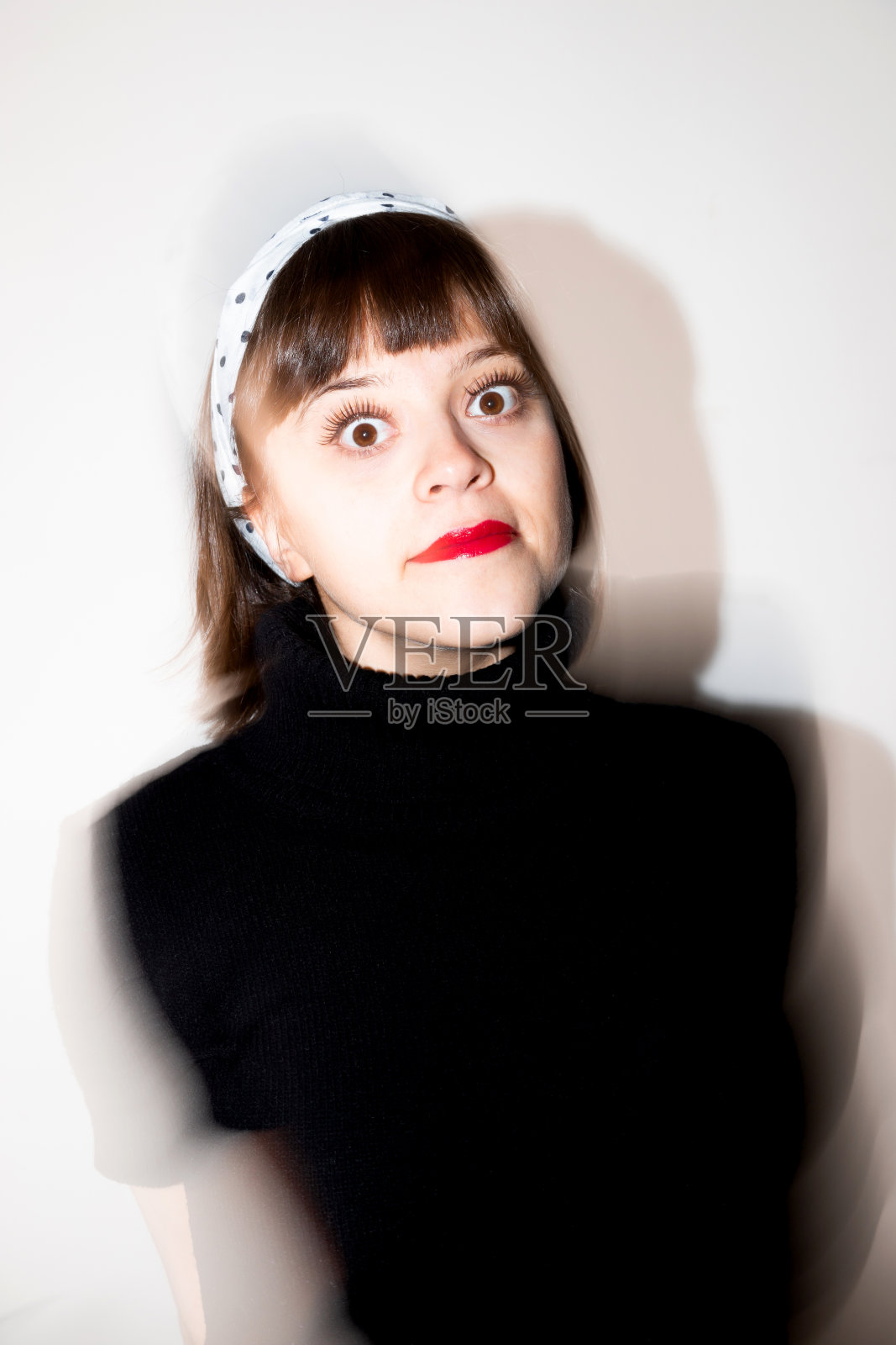 成年女子在派对上玩得很开心照片摄影图片