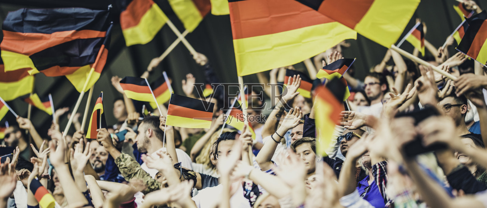 德国球迷在体育场挥舞着他们的旗帜照片摄影图片