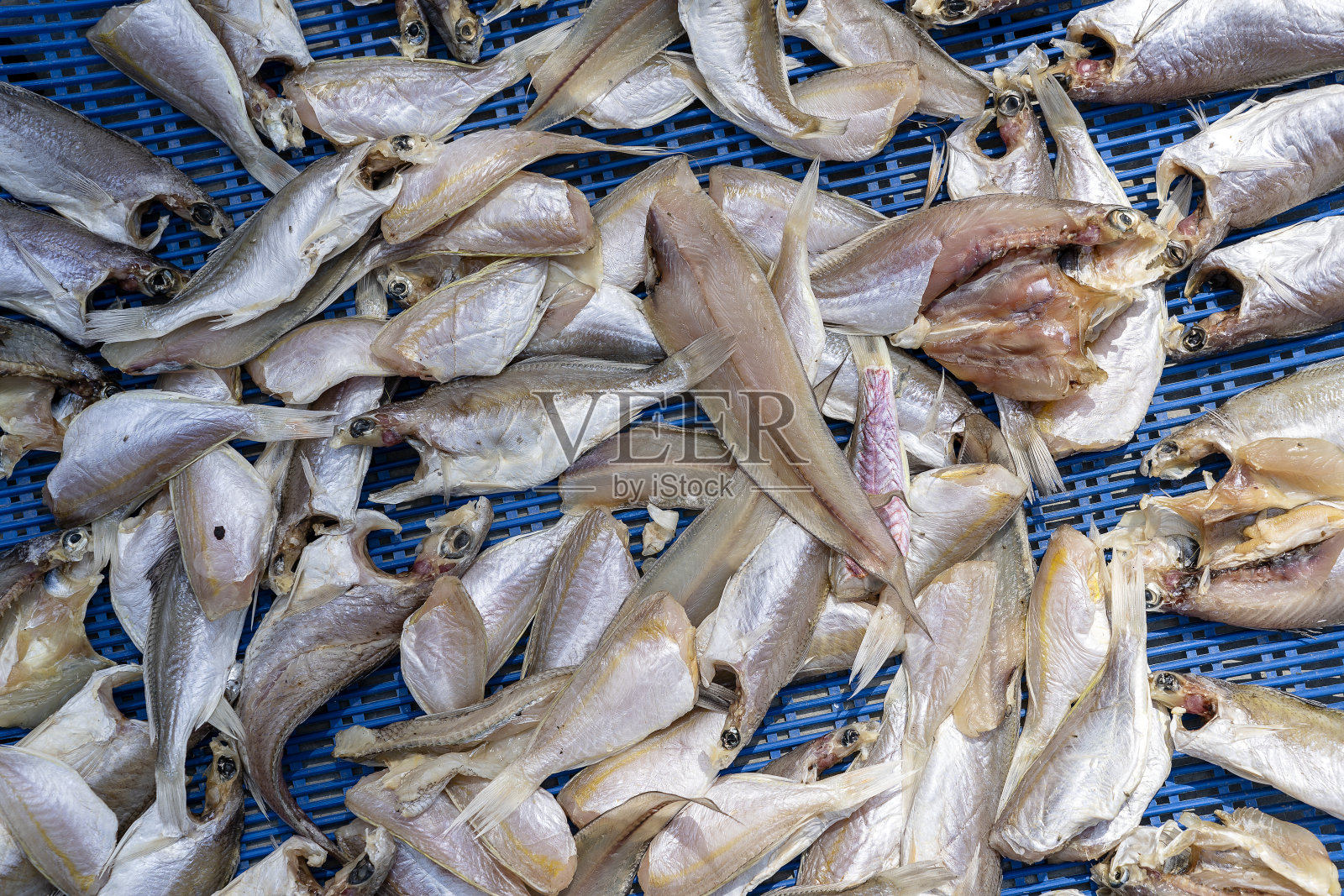 泰国街头市场的海鱼片。海鲜的概念。生鱼片烹饪，特写照片摄影图片