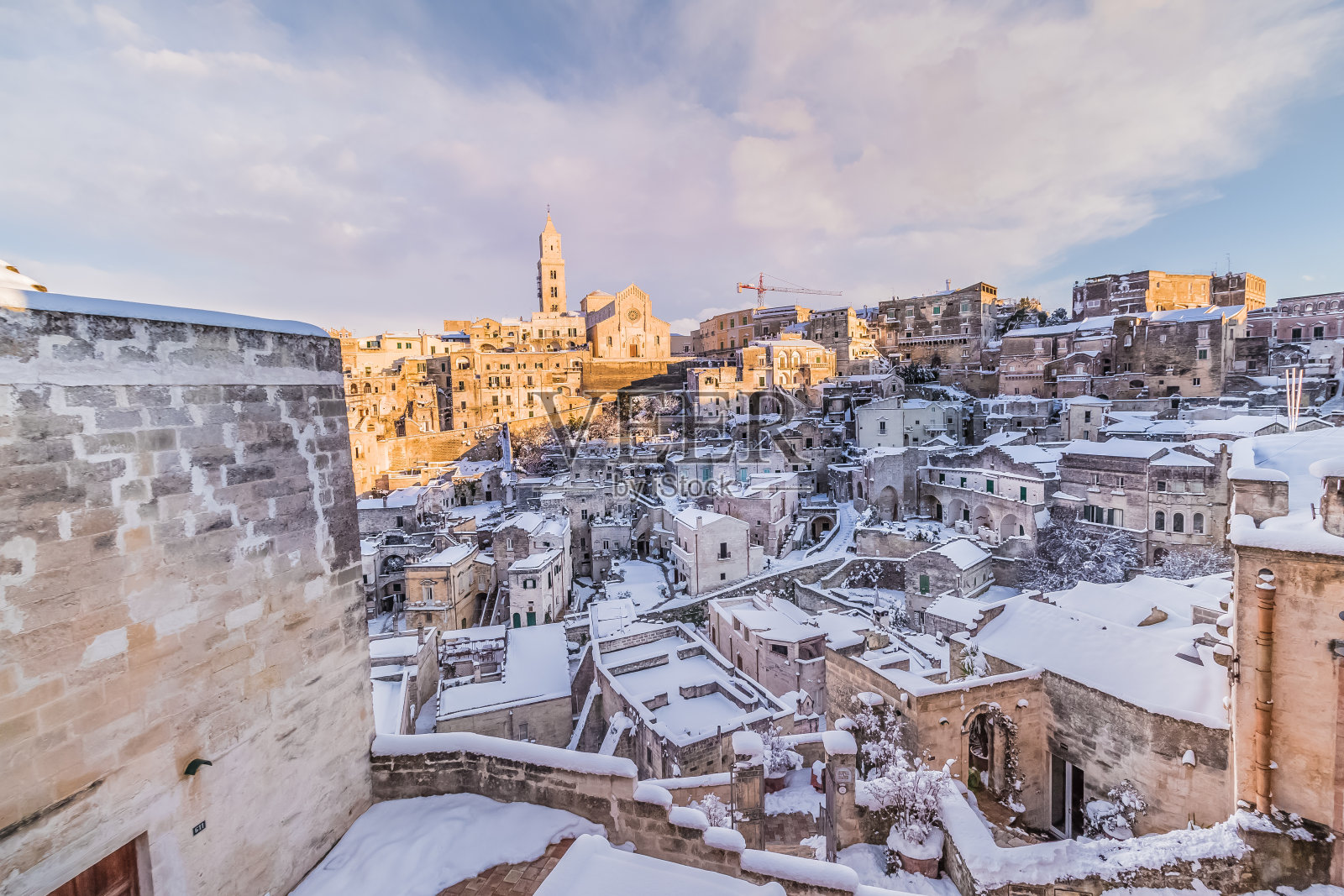 2019年欧洲文化之都，在蓝天下的马泰拉山和马泰拉教堂，云和雪的房子，旅游和圣诞假期的概念，2019年欧洲文化之都照片摄影图片