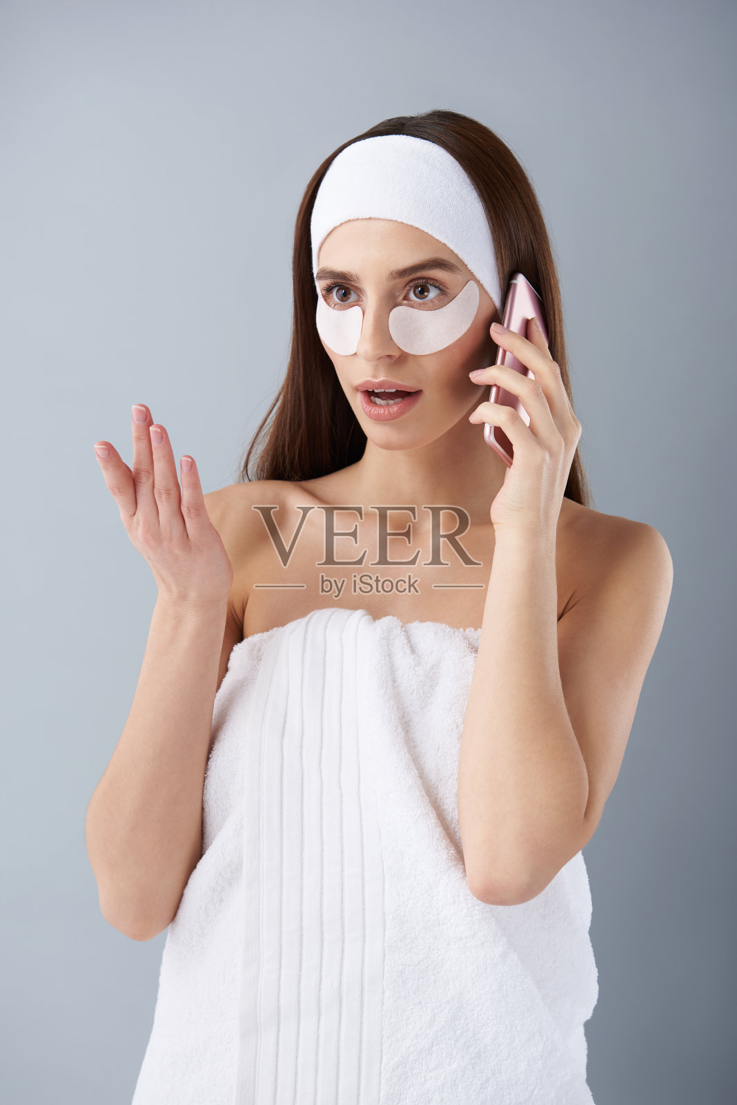 迷人的年轻女士戴着眼罩打电话照片摄影图片