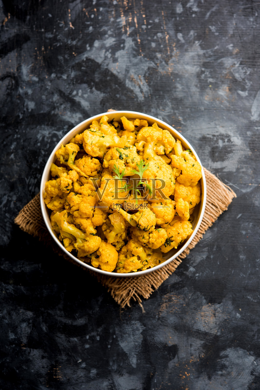 干戈壁马沙拉/菜花萨布齐在碗里。有选择性的重点照片摄影图片