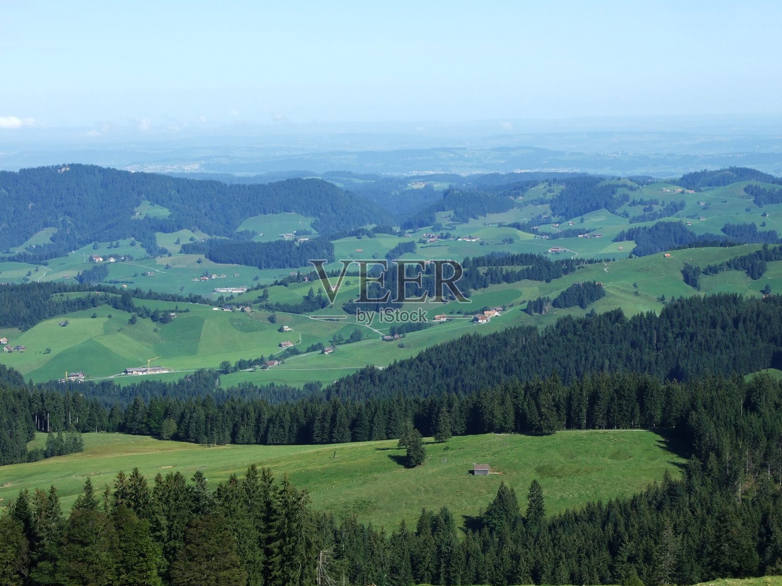 奥斯特施韦兹风景如画的山丘、森林和牧场照片摄影图片