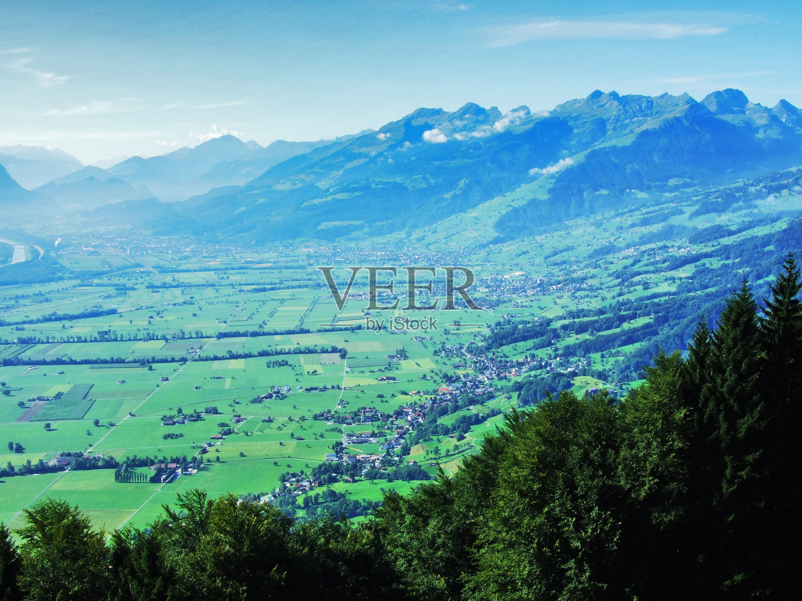 从阿尔卑斯山脉眺望莱茵河河谷照片摄影图片