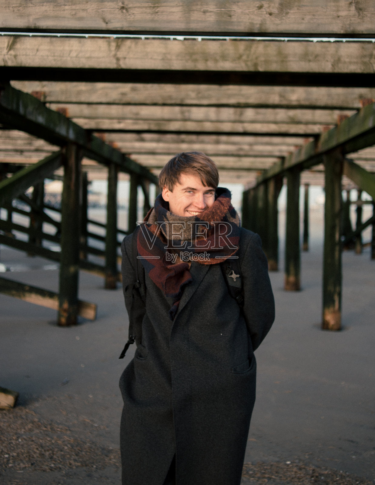 年轻快乐的男人对着镜头微笑在海滩上照片摄影图片