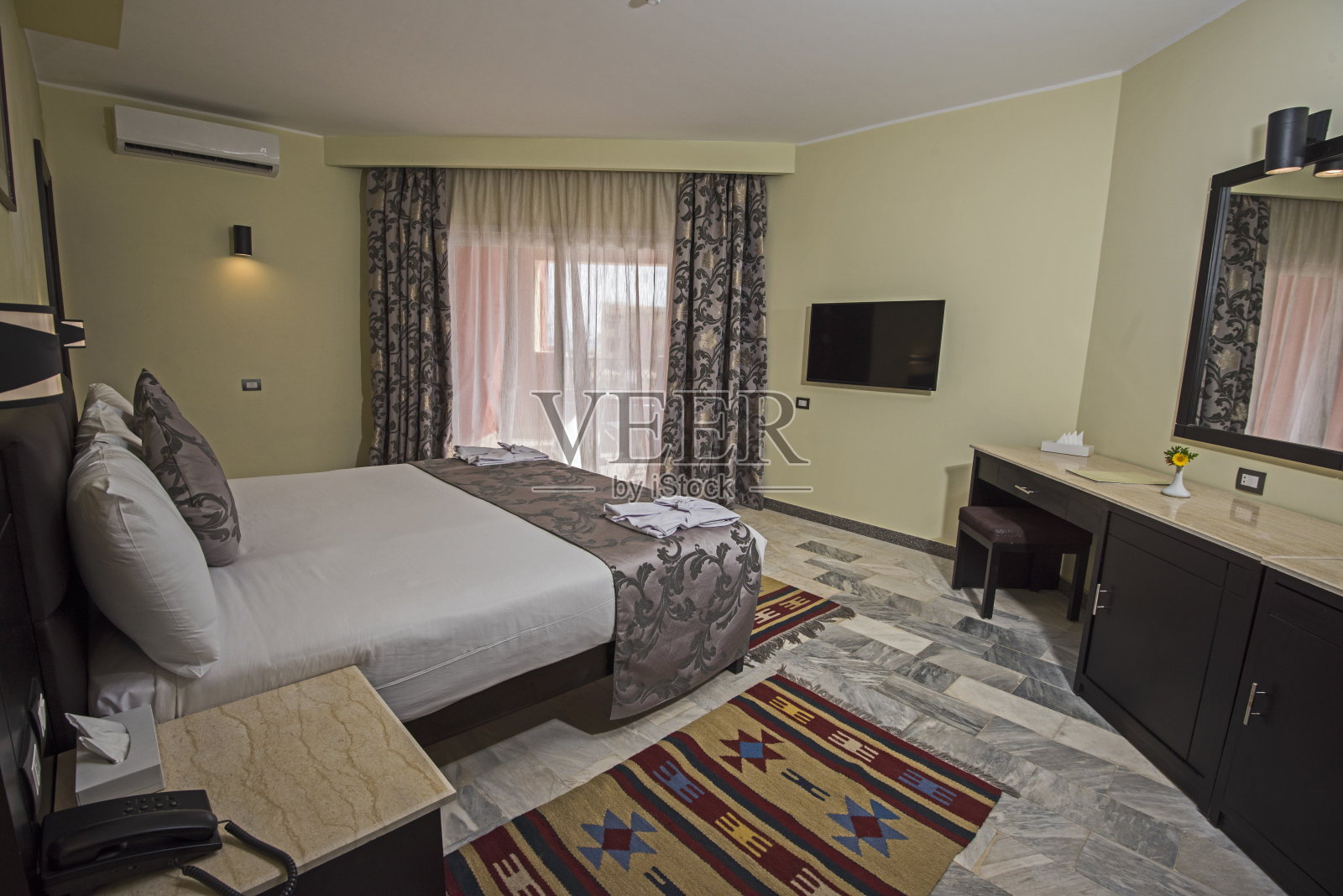 酒店豪华套房里的双人床照片摄影图片