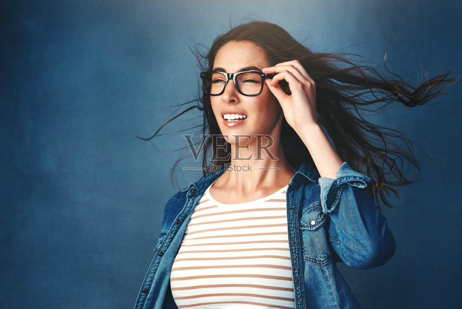 有个巨大的东西来了!照片摄影图片