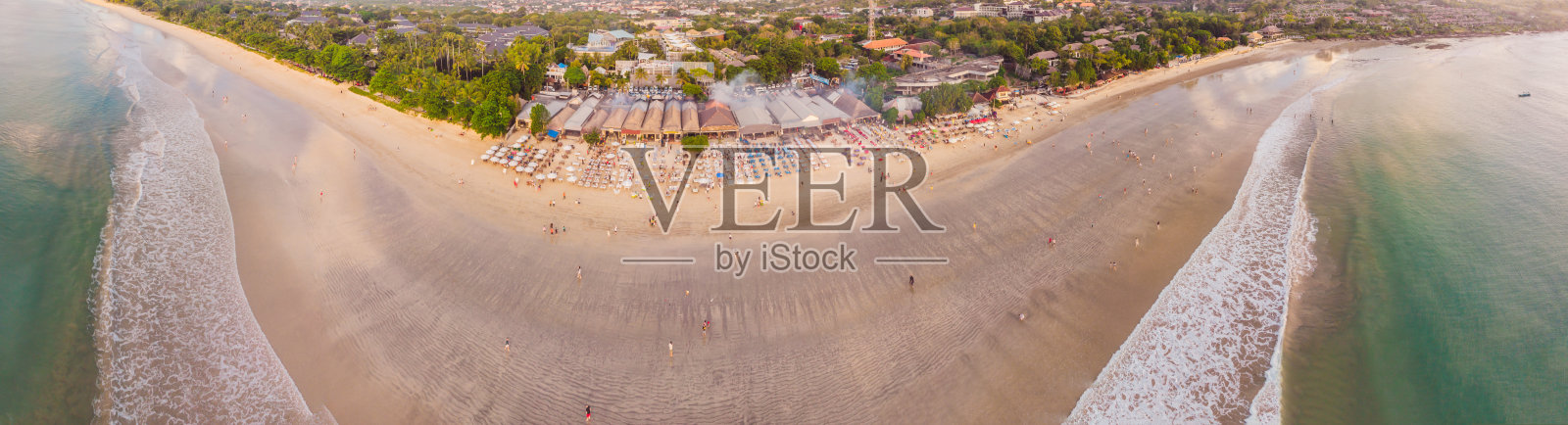 这是无人机从空中拍摄的照片。巴厘岛的金巴兰海滩以完美的海鲜餐厅而闻名照片摄影图片