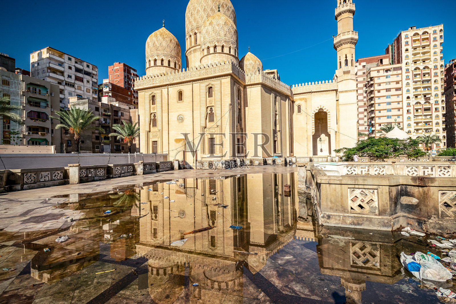 埃及亚历山大阿布·艾尔·阿巴斯清真寺的倒影照片摄影图片