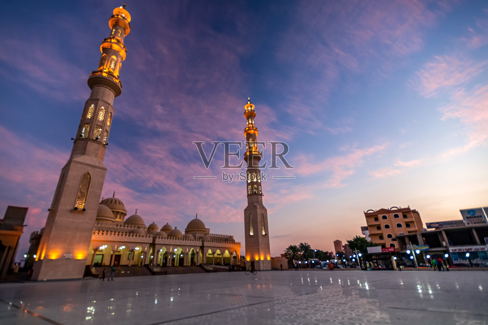 2018年9月11日，埃及洪加达，红海海岸新雪白的米娜清真寺在黄昏时被灯笼照亮照片摄影图片