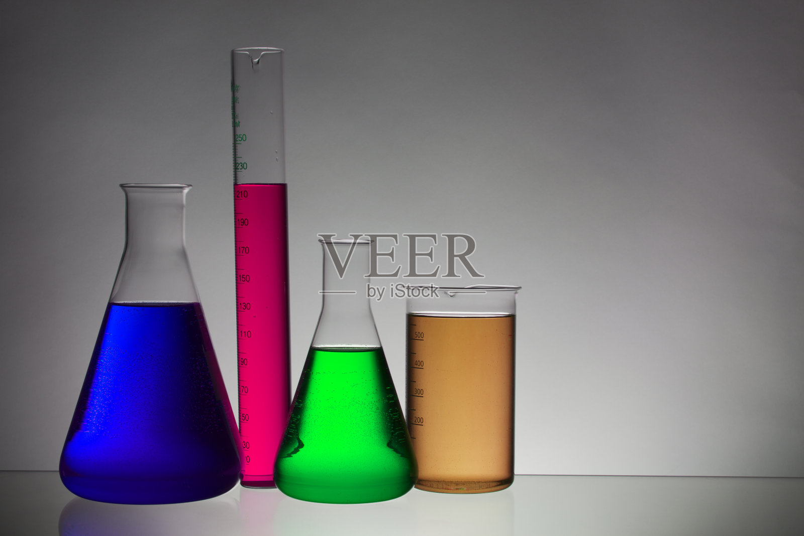 实验瓶中的液体。科学的生化实验室。五颜六色的液体。在白色的背景上，一组瓶子被孤立。试管。照片摄影图片