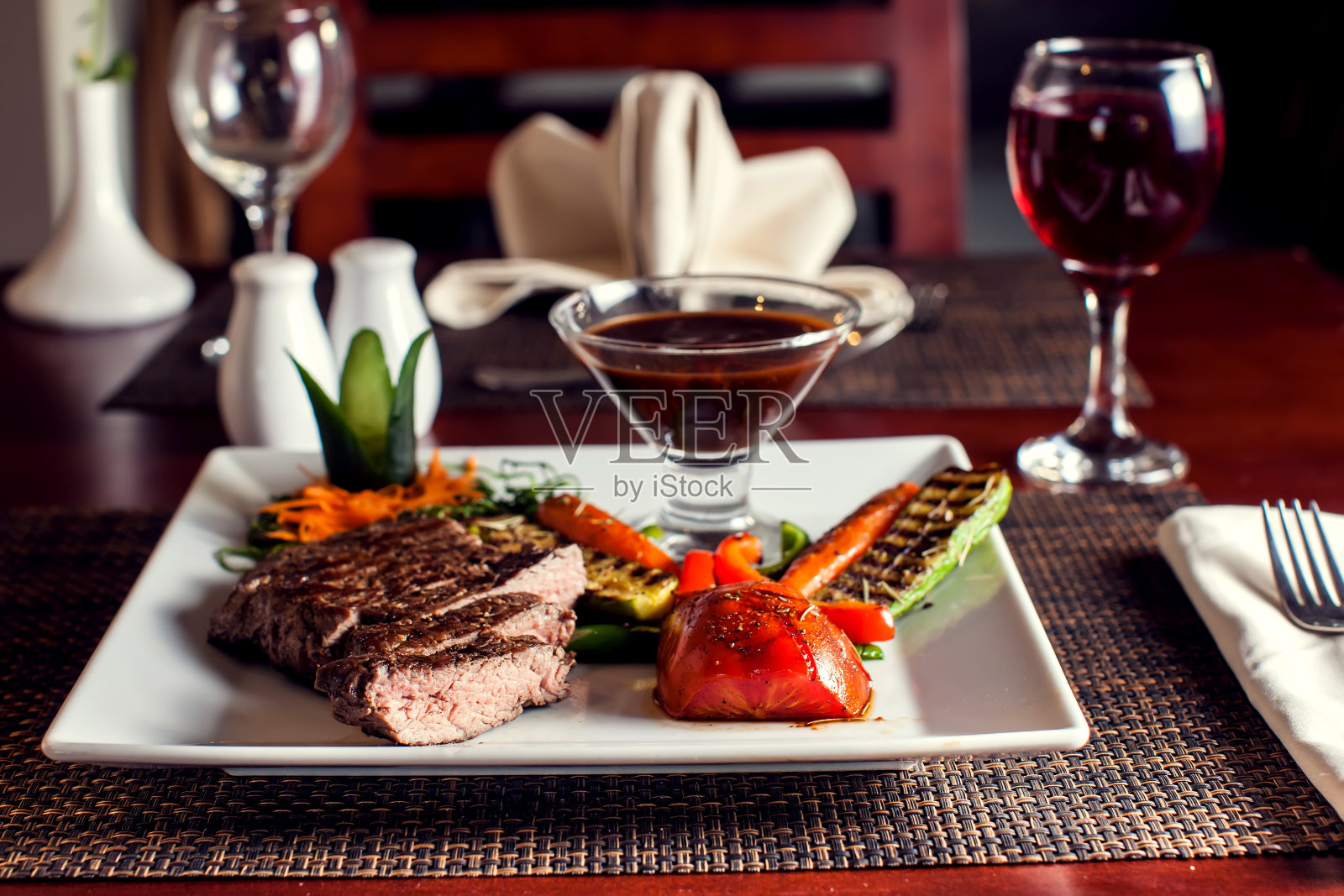 白盘子上的牛排配烤蔬菜。食品的概念照片摄影图片